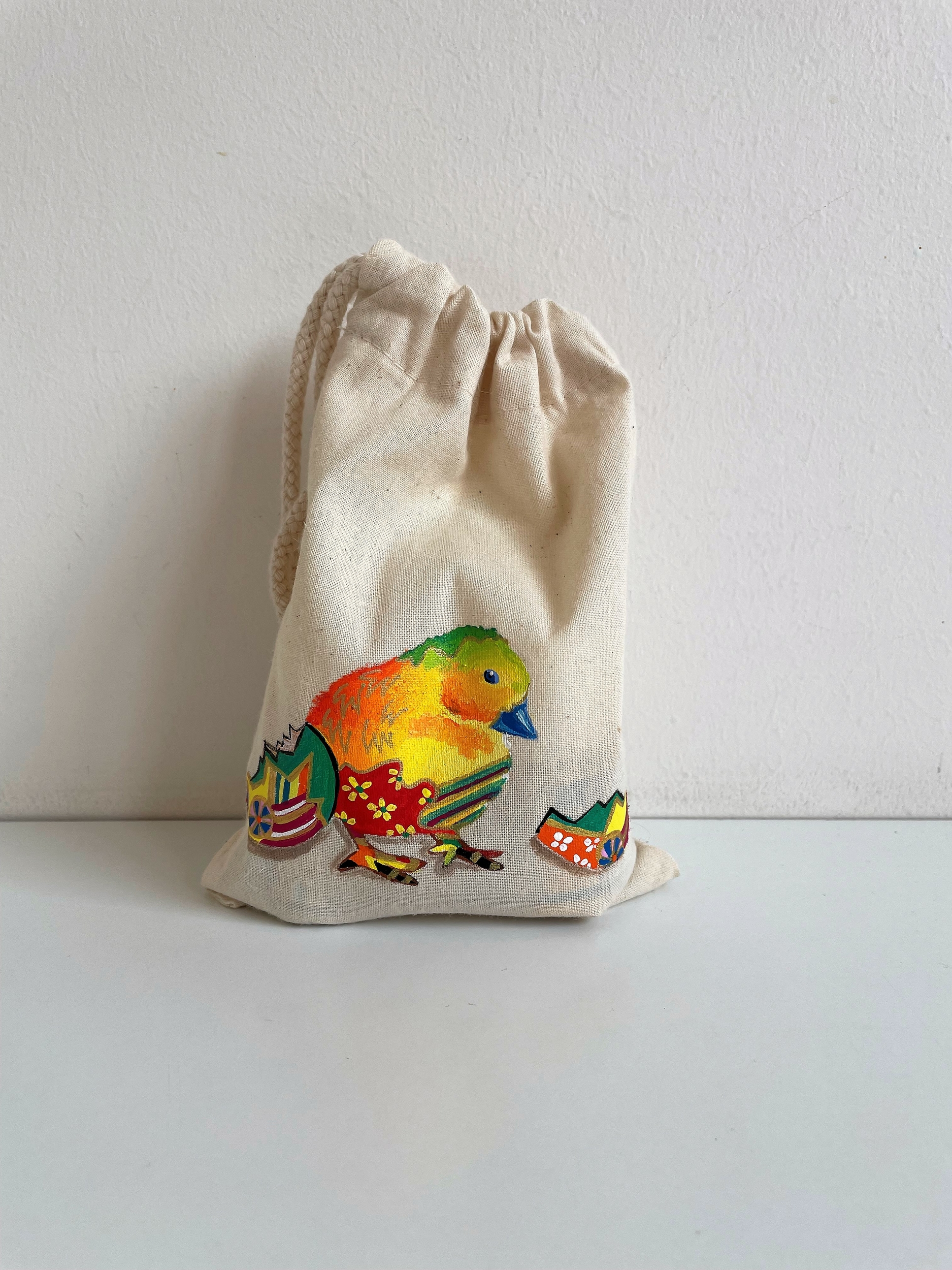 pochons paques avec un poussin style pop art très coloré peint à la main par Elles et No.