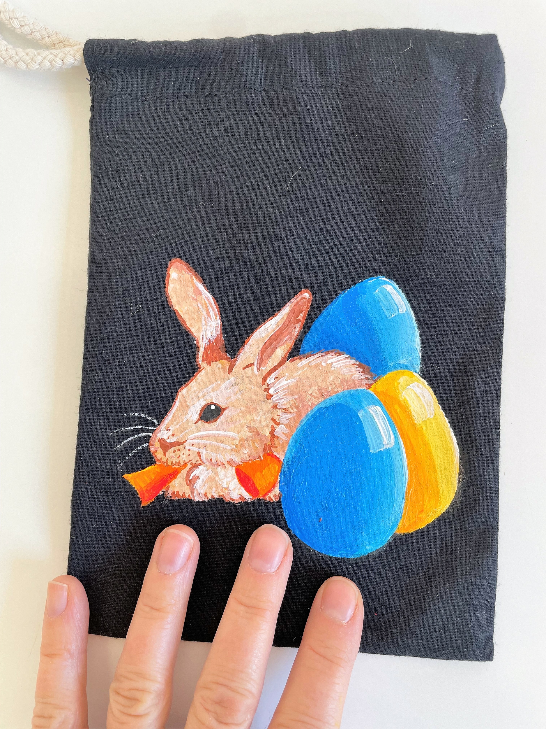 pochon en jute noire avec lapin et oeufs de Pâques peints à la main  par Elles et No.