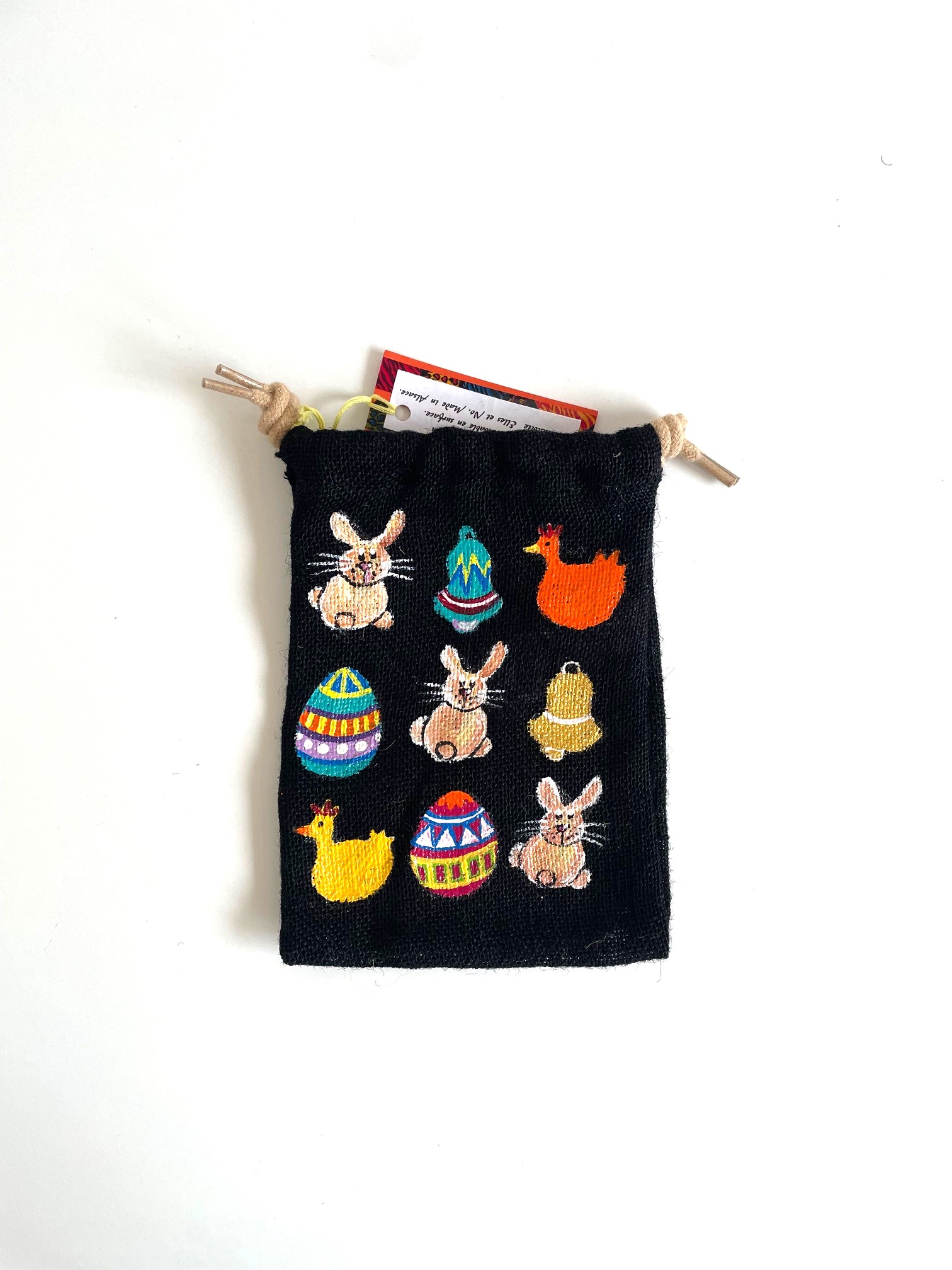 pochon en jute noire avec lapin et oeufs de Pâques peints à la main  par Elles et No.