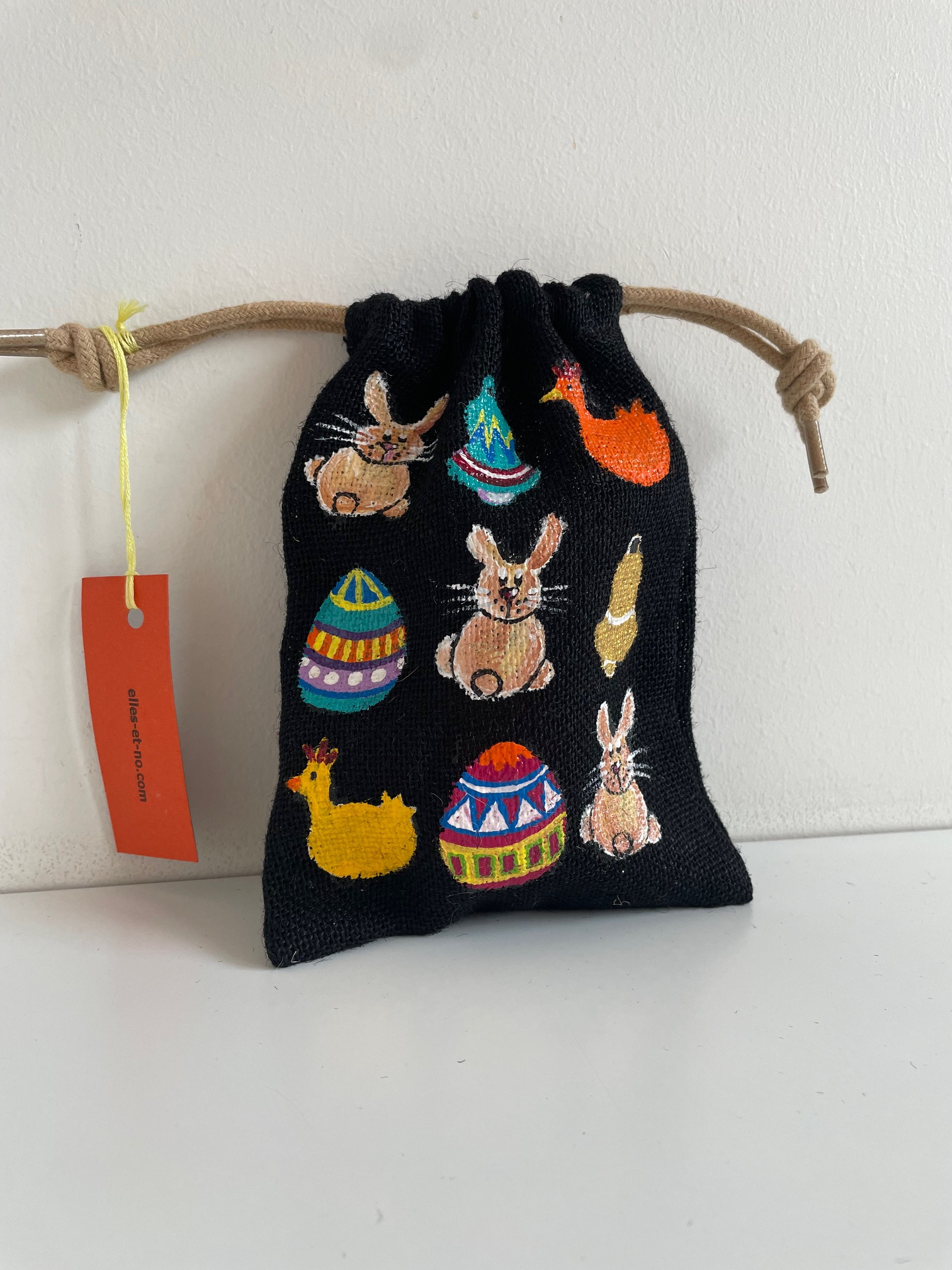 pochon en jute noire avec lapin et oeufs de Pâques peints à la main  par Elles et No.
