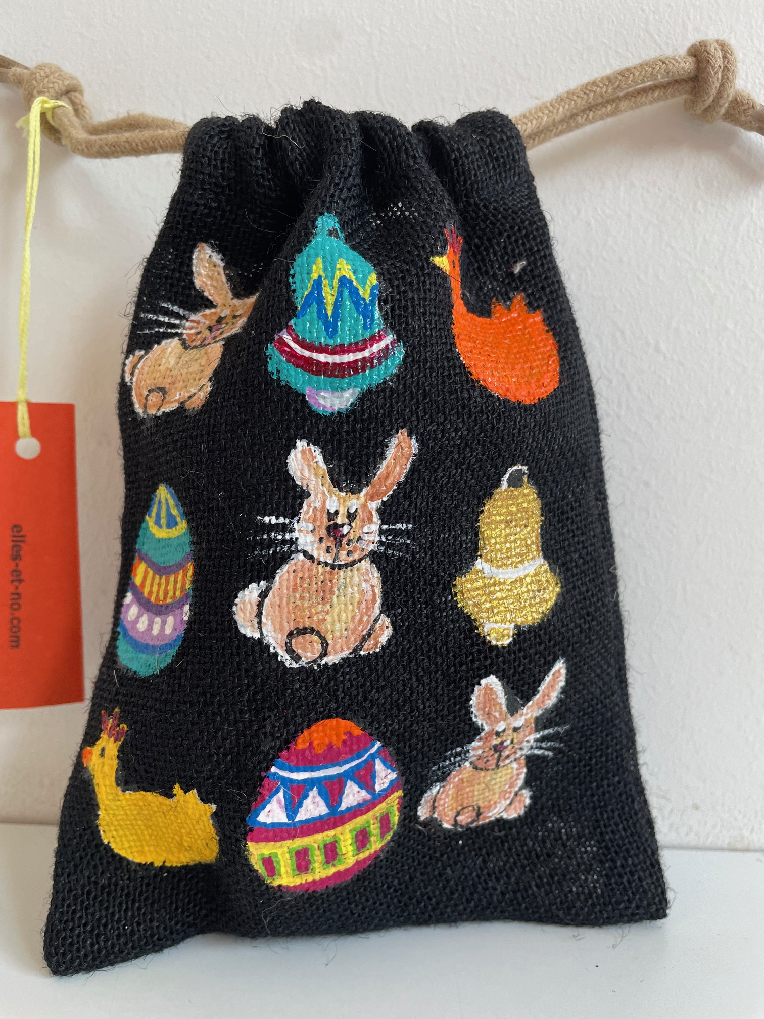 pochon en jute noire avec lapin et oeufs de Pâques peints à la main  par Elles et No.