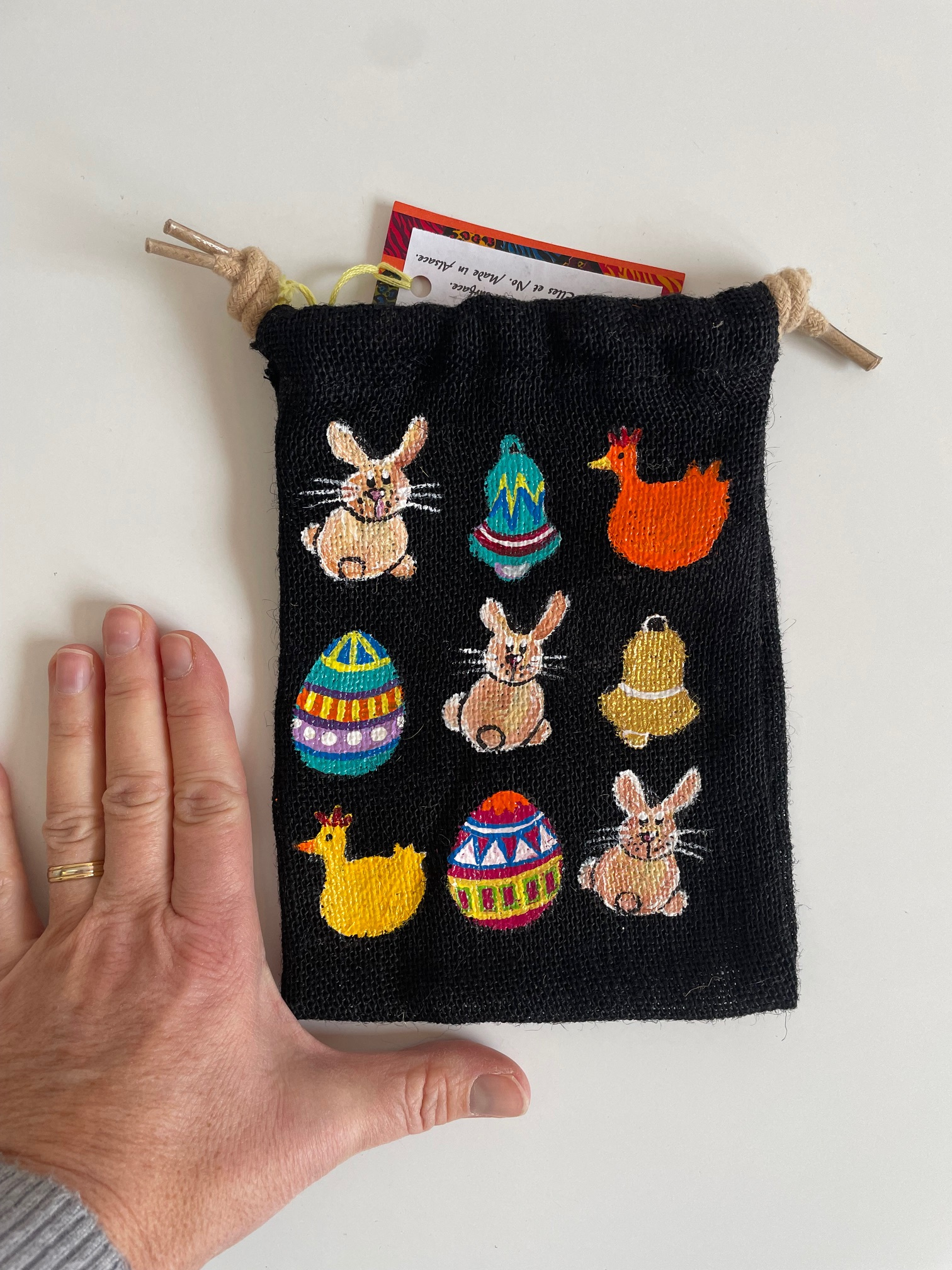 pochon en jute noire avec lapin et oeufs de Pâques peints à la main  par Elles et No.