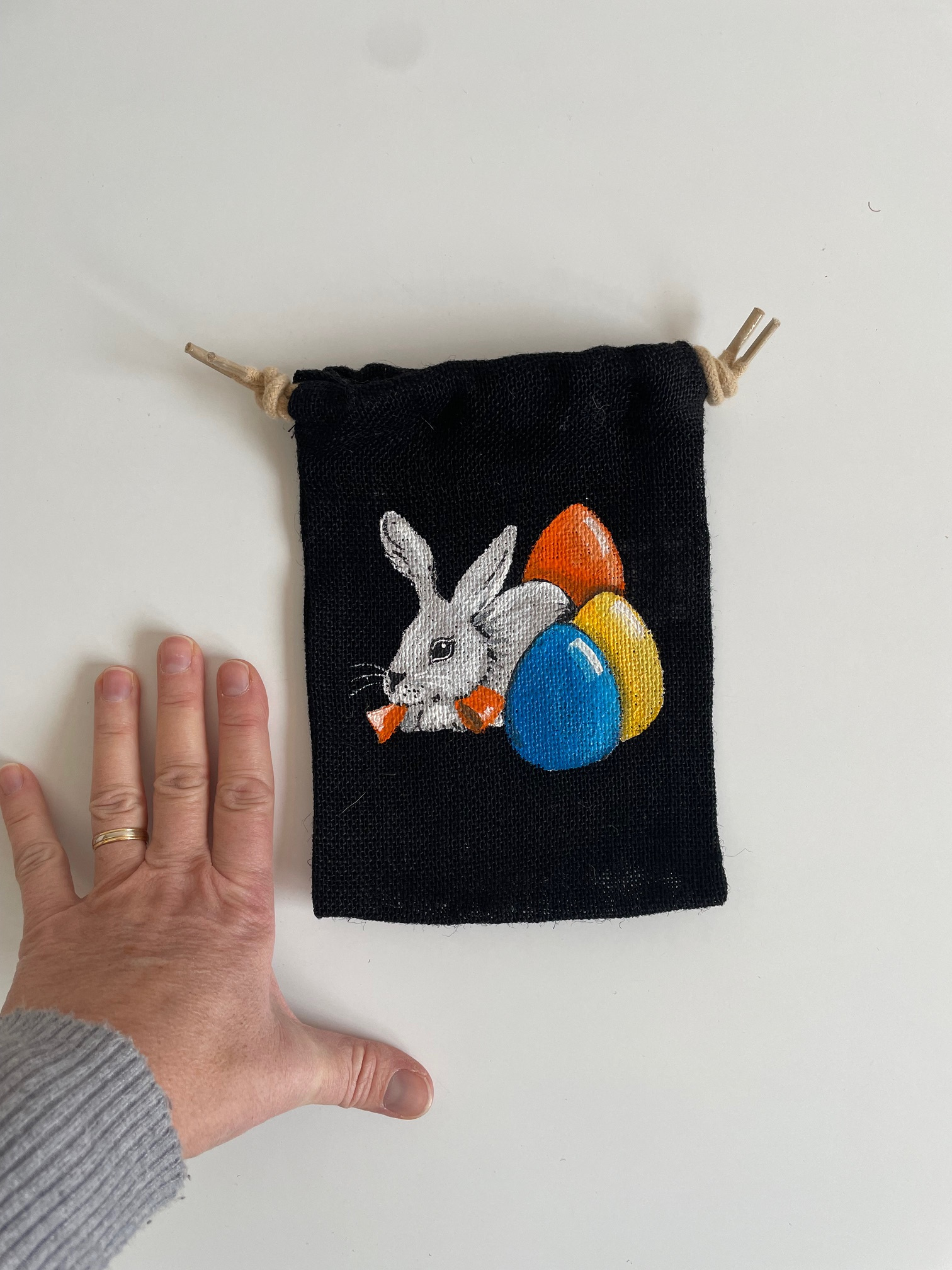 pochon en jute noire avec lapin et oeufs de Pâques peints à la main  par Elles et No.