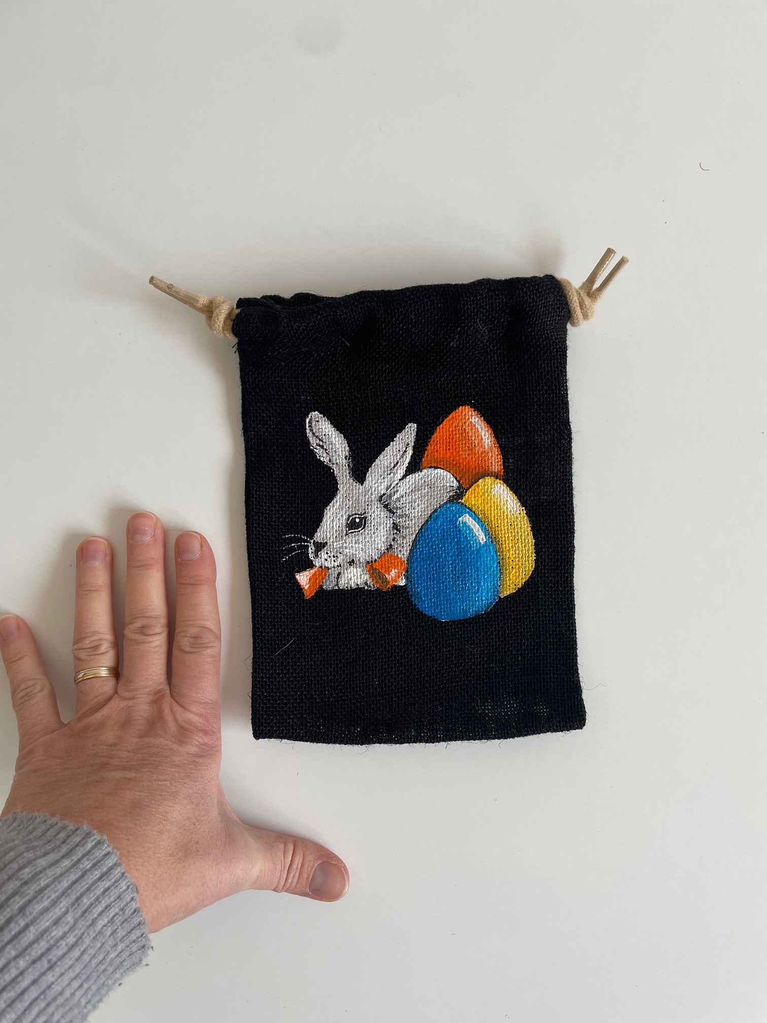 pochon en jute noire avec lapin et oeufs de Pâques peints à la main  (11)
