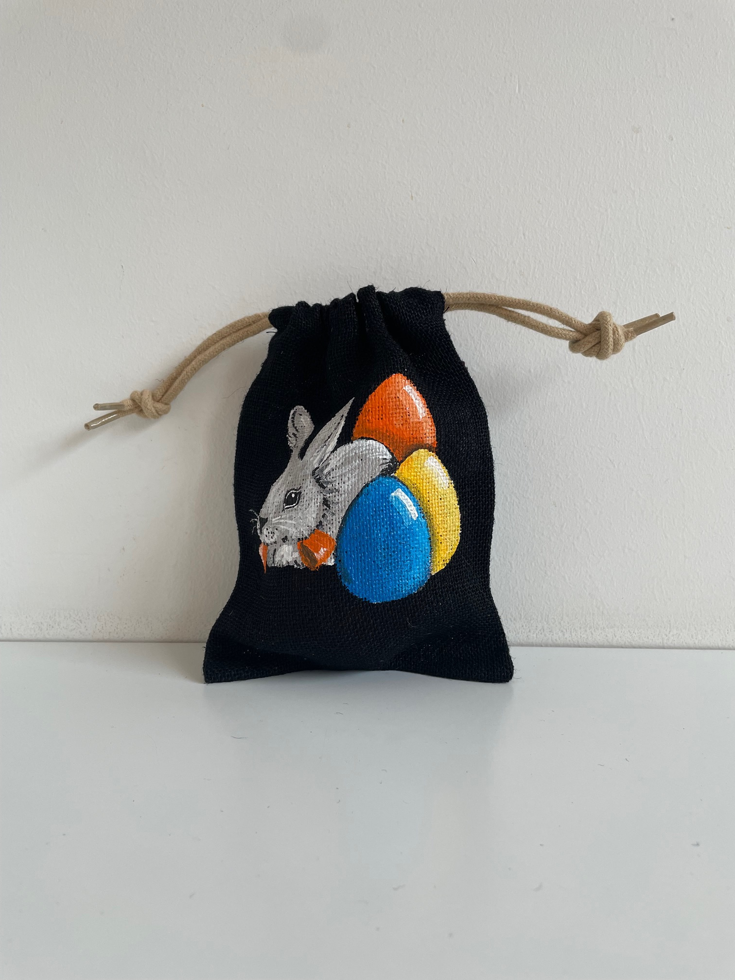 pochon en jute noire avec lapin et oeufs de Pâques peints à la main  par Elles et No.