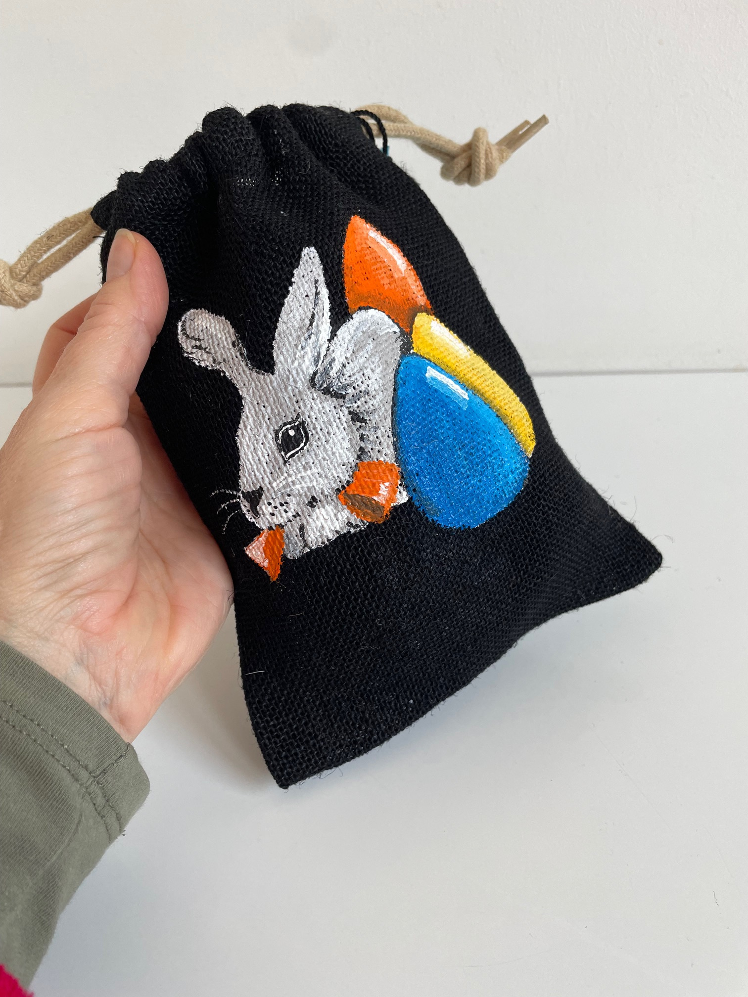 pochon en jute noire avec lapin et oeufs de Pâques peints à la main  par Elles et No.