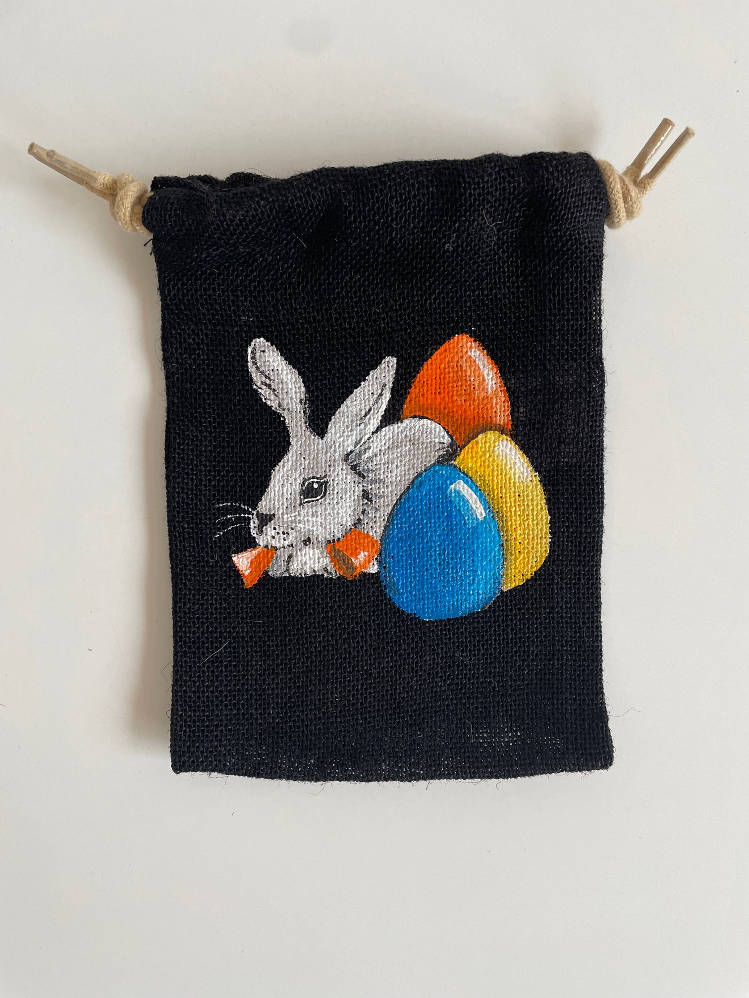 pochon en jute noire avec lapin et oeufs de Pâques peints à la main  (8)