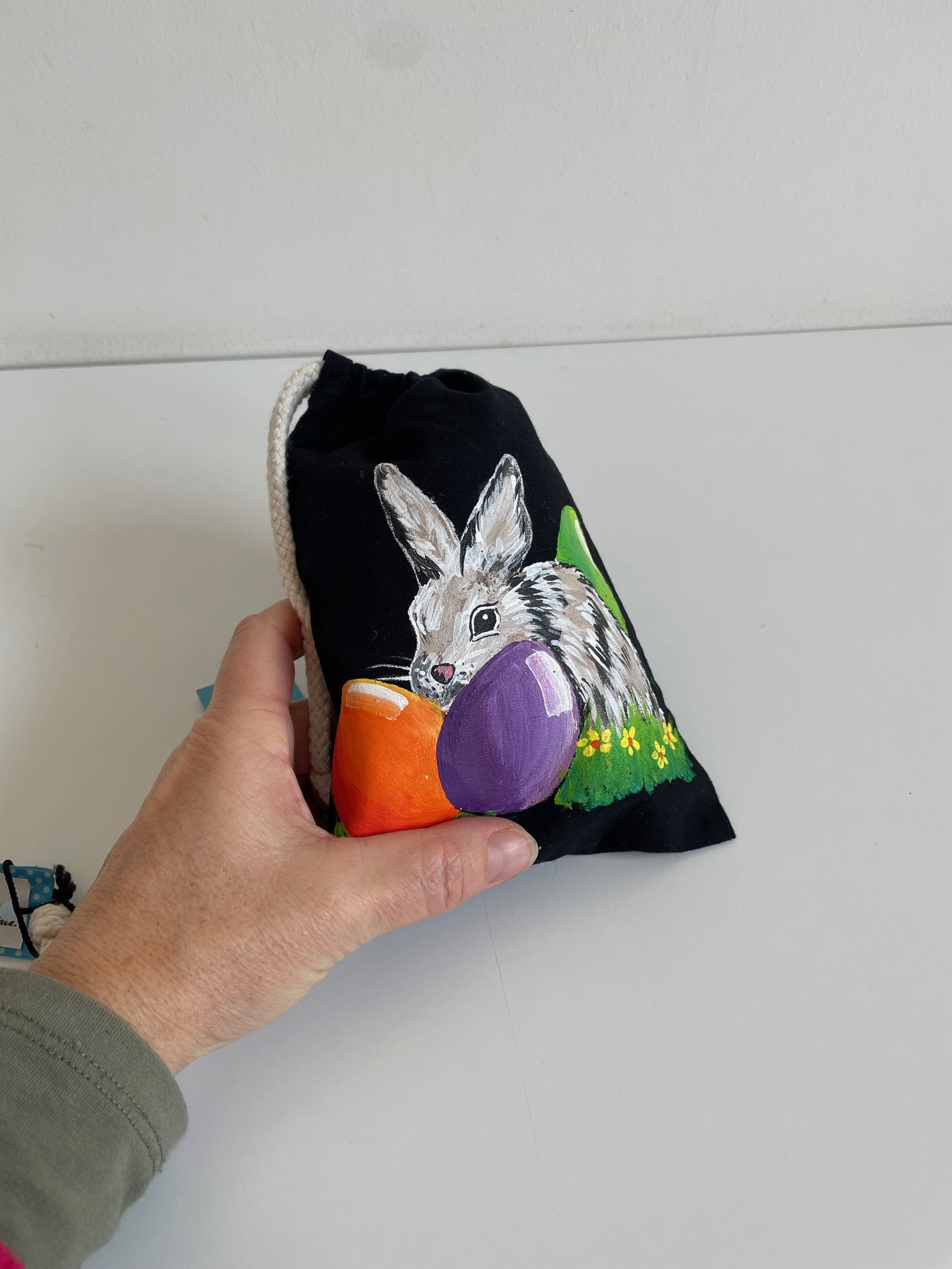pochon coton avec un lapin Pâques et des oeufs peints à la main  par Elles et No.