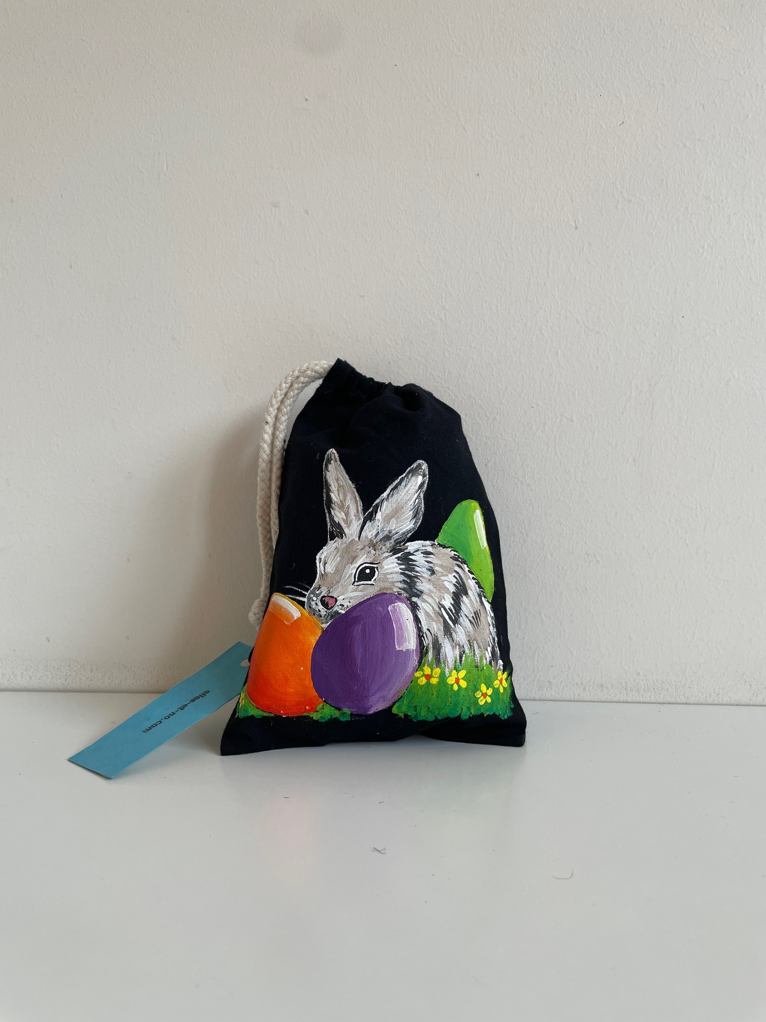 pochon coton avec un lapin Pâques et des oeufs peints à la main  par Elles et No.