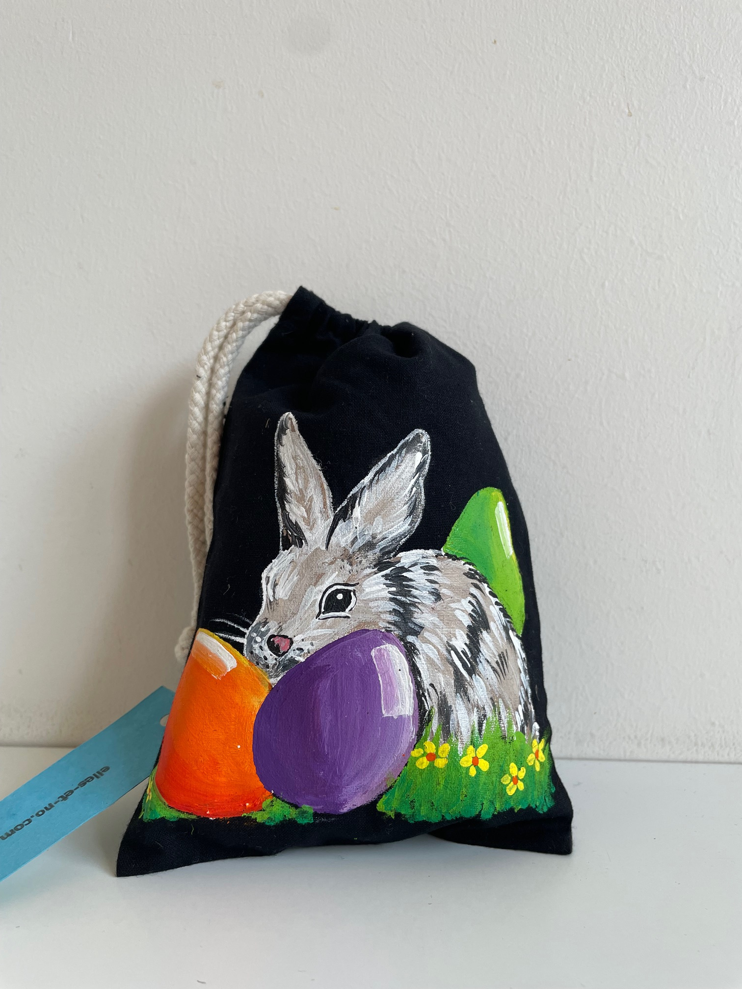 pochon coton avec un lapin Pâques et des oeufs peints à la main  par Elles et No.
