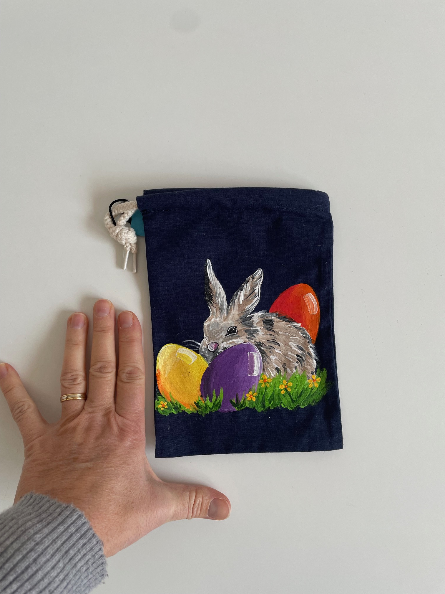 pochon coton avec un lapin Pâques et des oeufs peints à la main  par Elles et No.