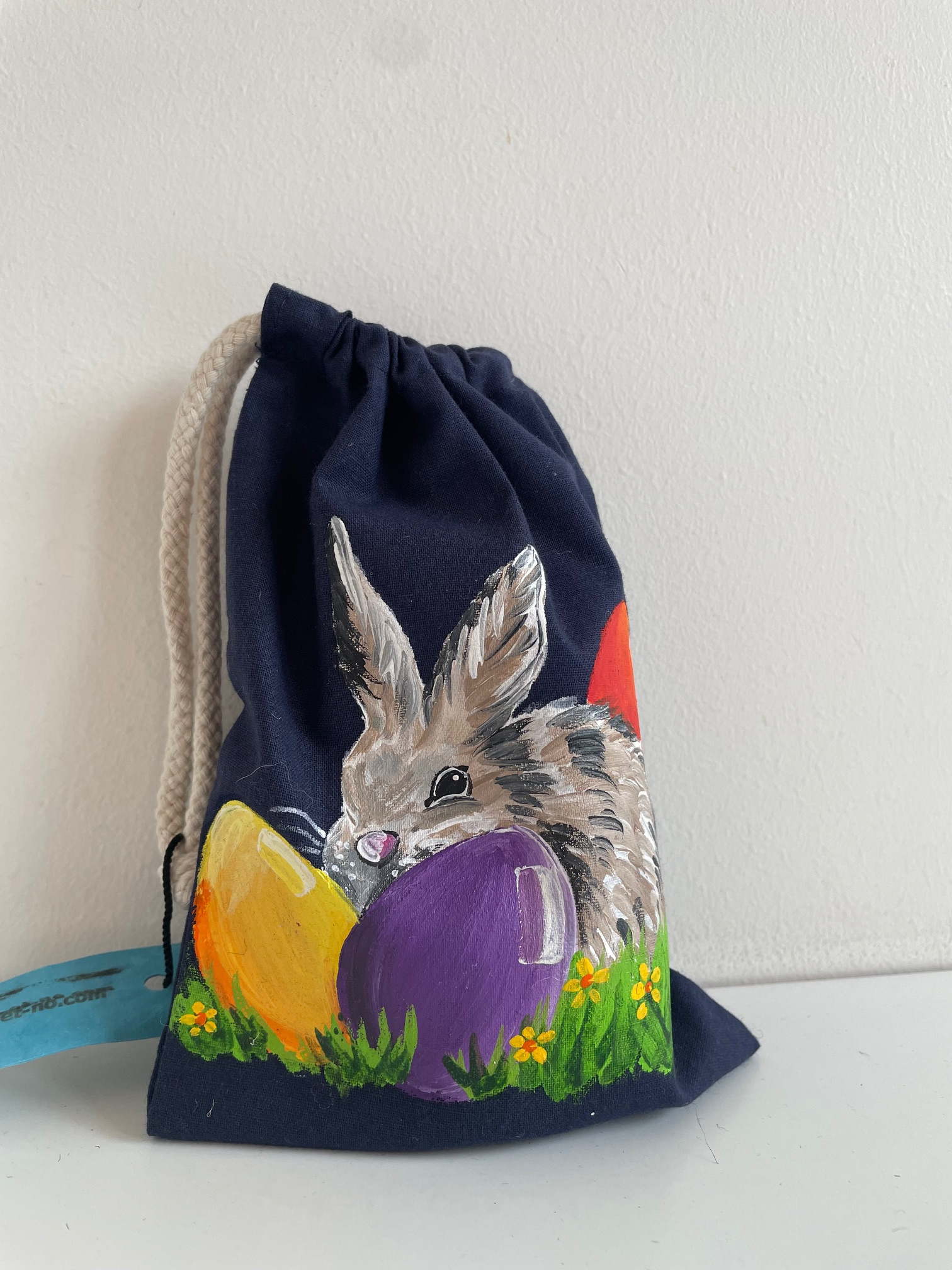 pochon coton avec un lapin Pâques et des oeufs peints à la main  par Elles et No.