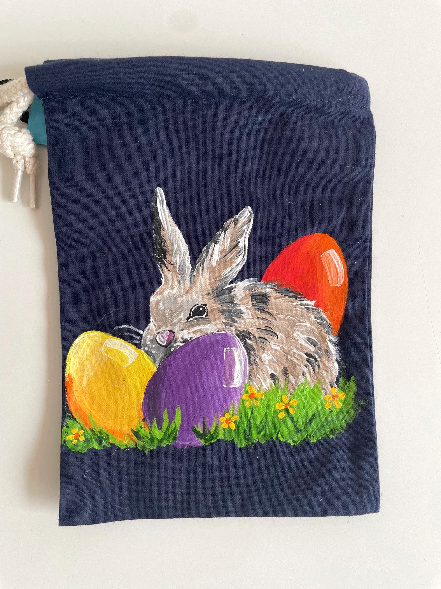 pochon coton avec un lapin Pâques et des oeufs peints à la main  par Elles et No.