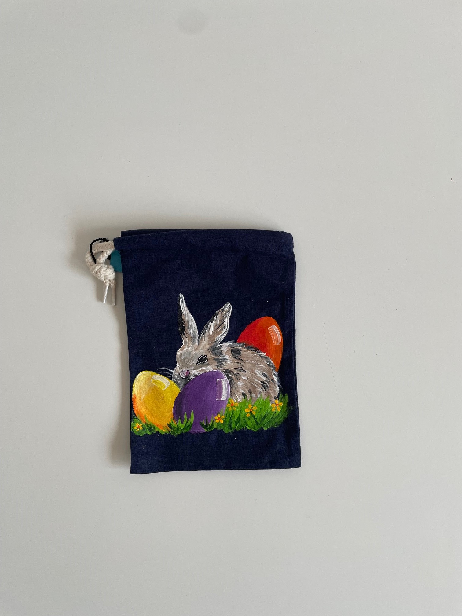 pochon coton avec un lapin Pâques et des oeufs peints à la main  (4)