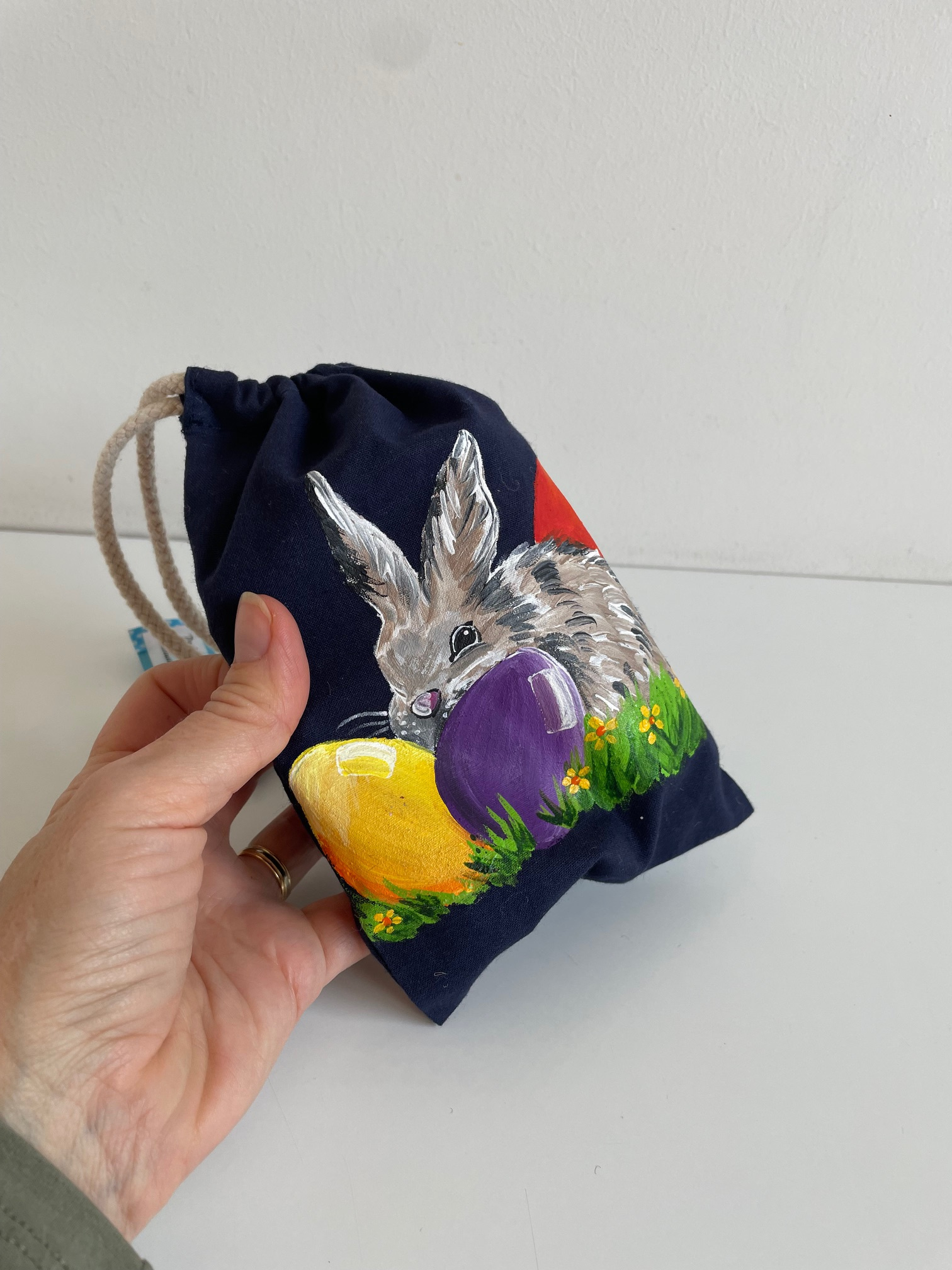 pochon coton avec un lapin Pâques et des oeufs peints à la main  par Elles et No.