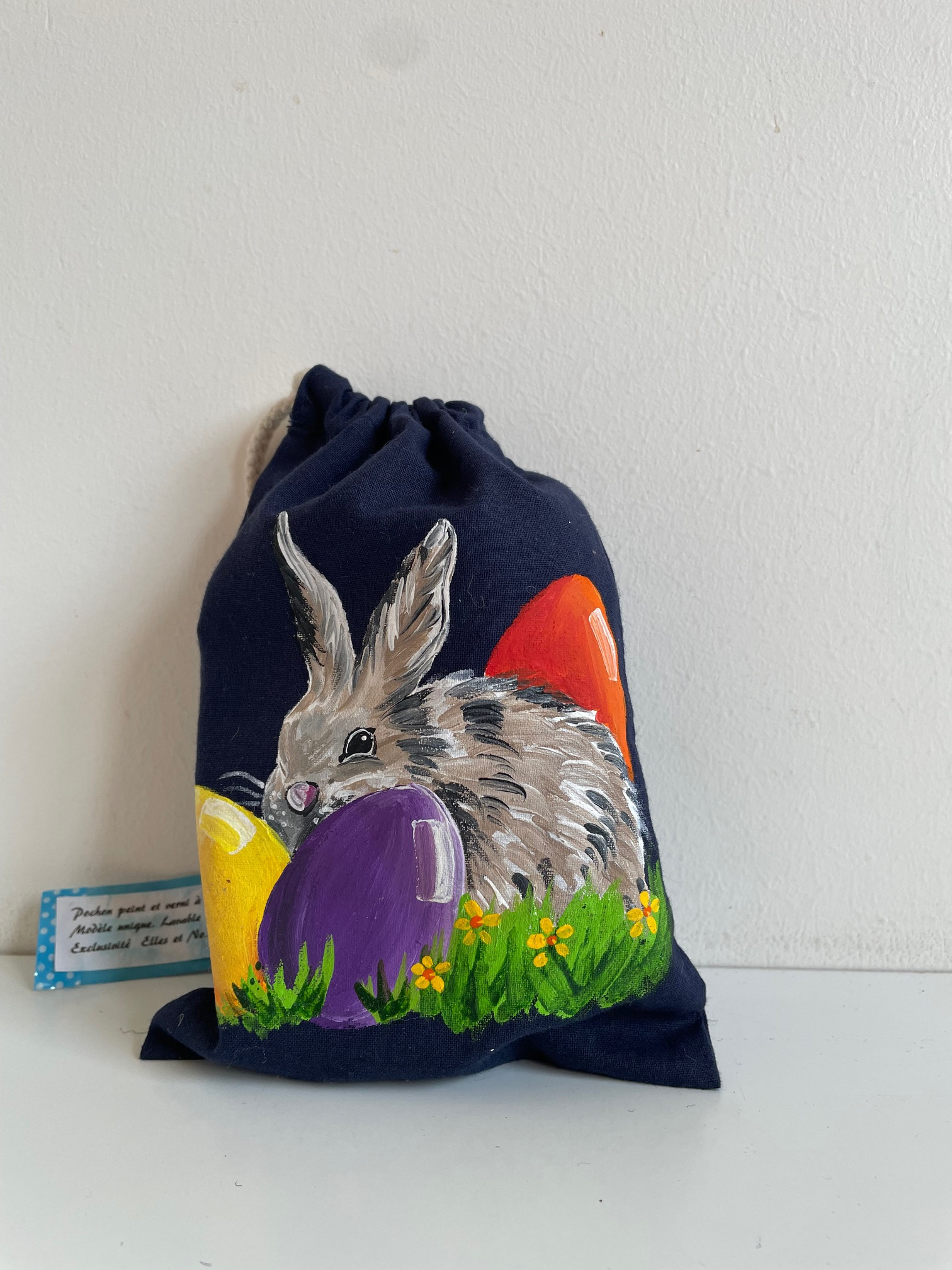 pochon coton avec un lapin Pâques et des oeufs peints à la main  par Elles et No.