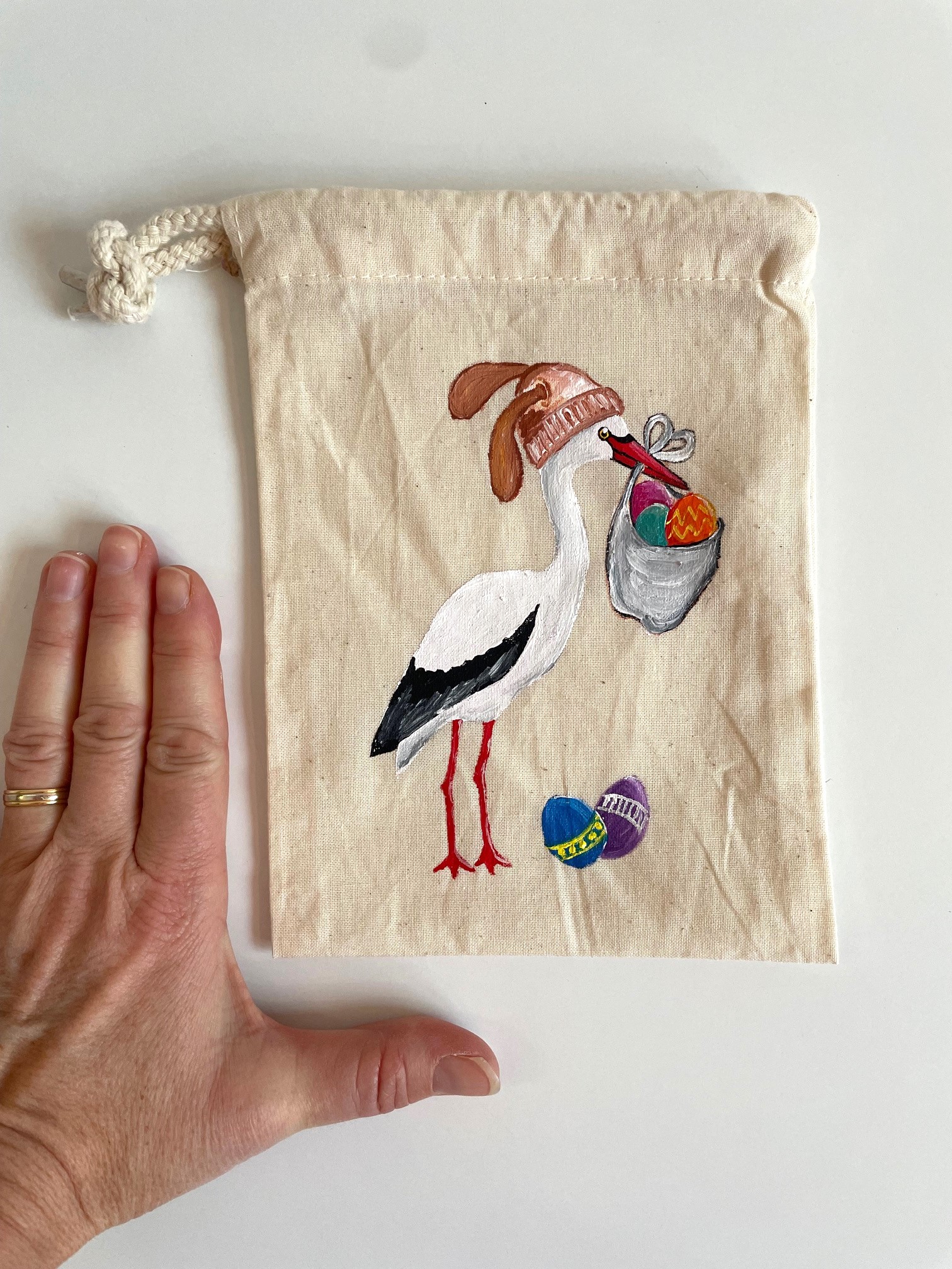 pochon beige de pâques avec cigogne peint à la main par Elles et No.