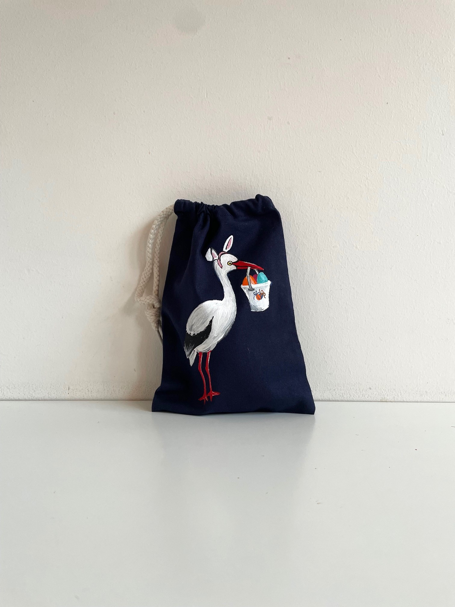 pochon de pâques avec une cigogne peinte à la main par Elles et No.