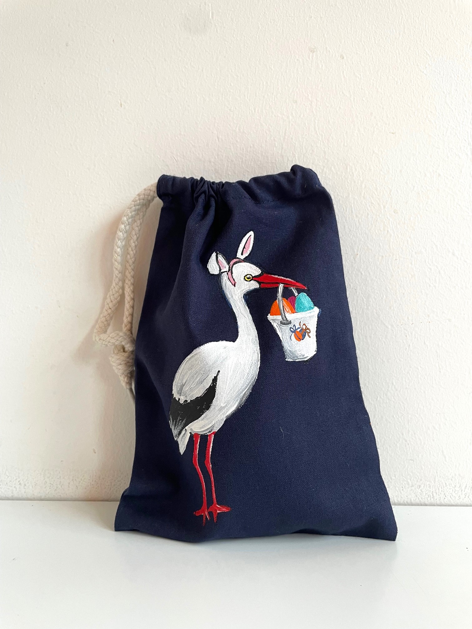 pochon de pâques avec une cigogne peinte à la main par Elles et No.