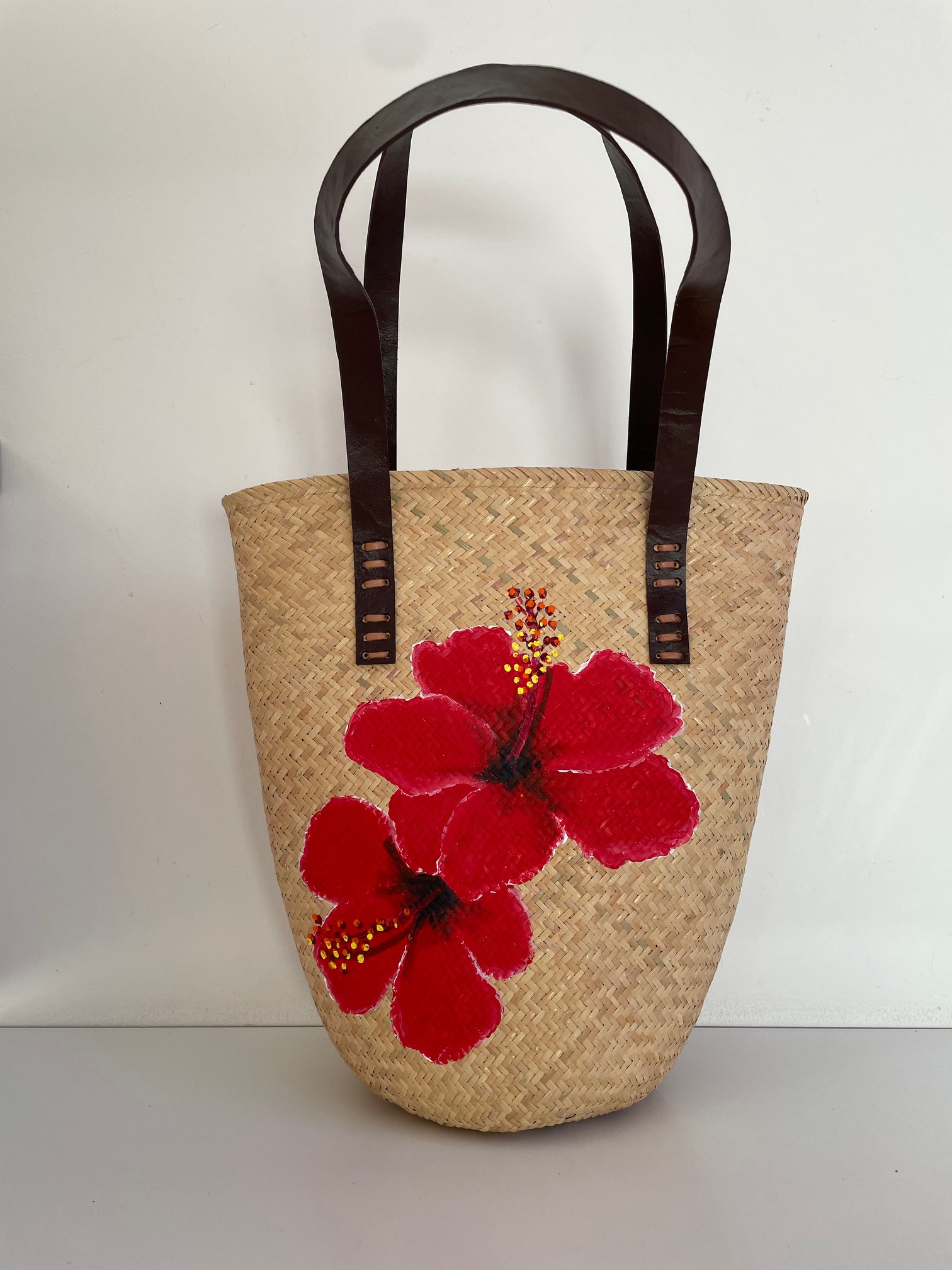 sac bambou tissé avec des hibiscus peints à la main (4)