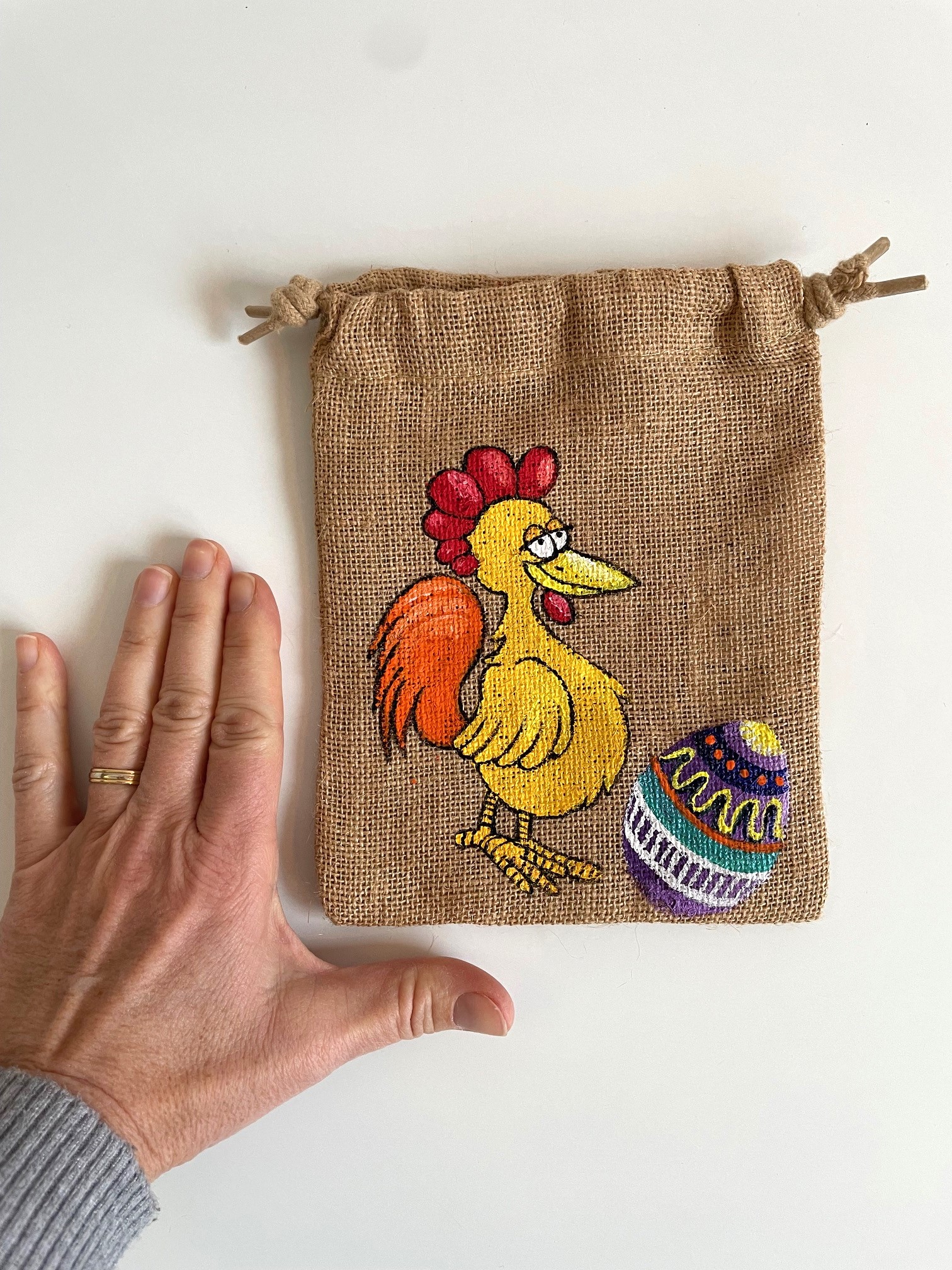 pochon jute avec une poule de pâques peinte main par Elles et No.