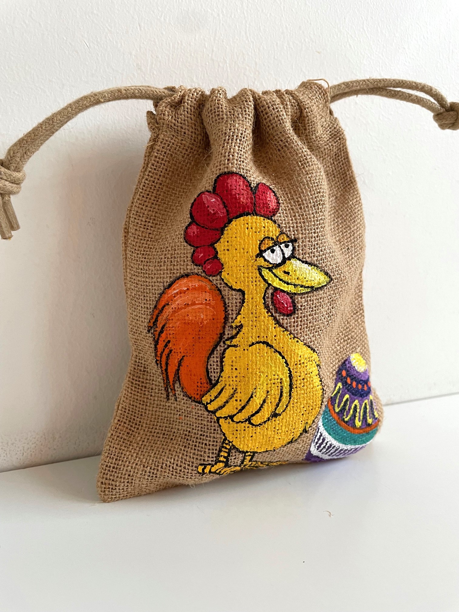 pochon jute avec une poule de pâques peinte main par Elles et No.