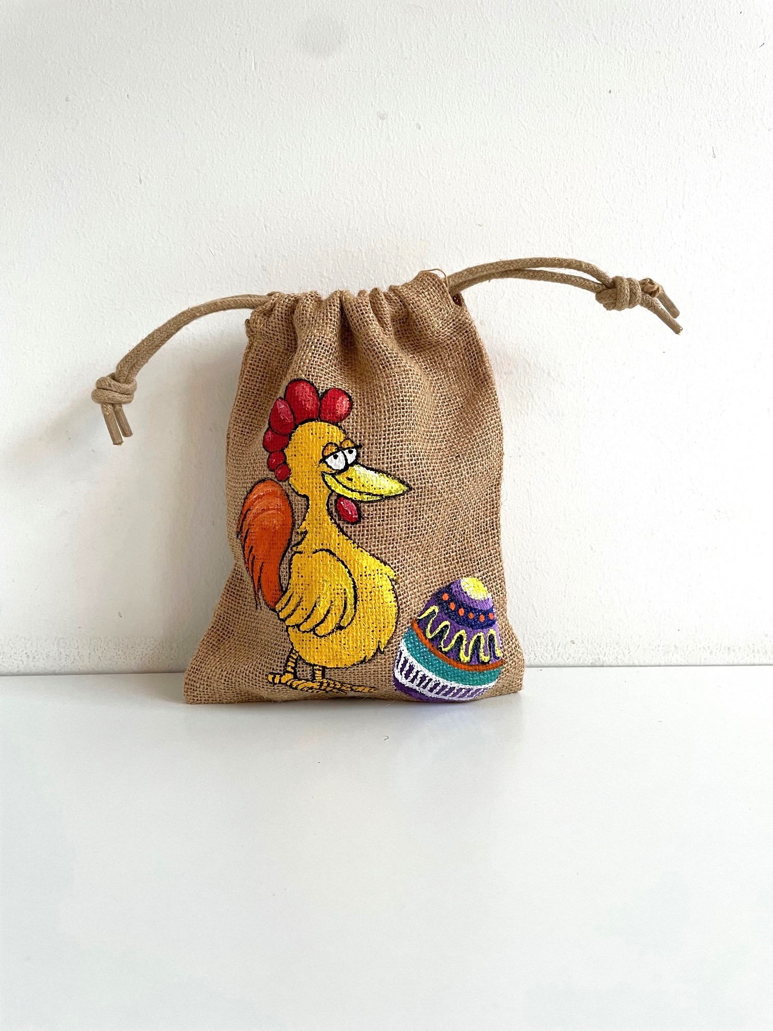 pochon jute avec une poule de pâques peinte main par Elles et No.