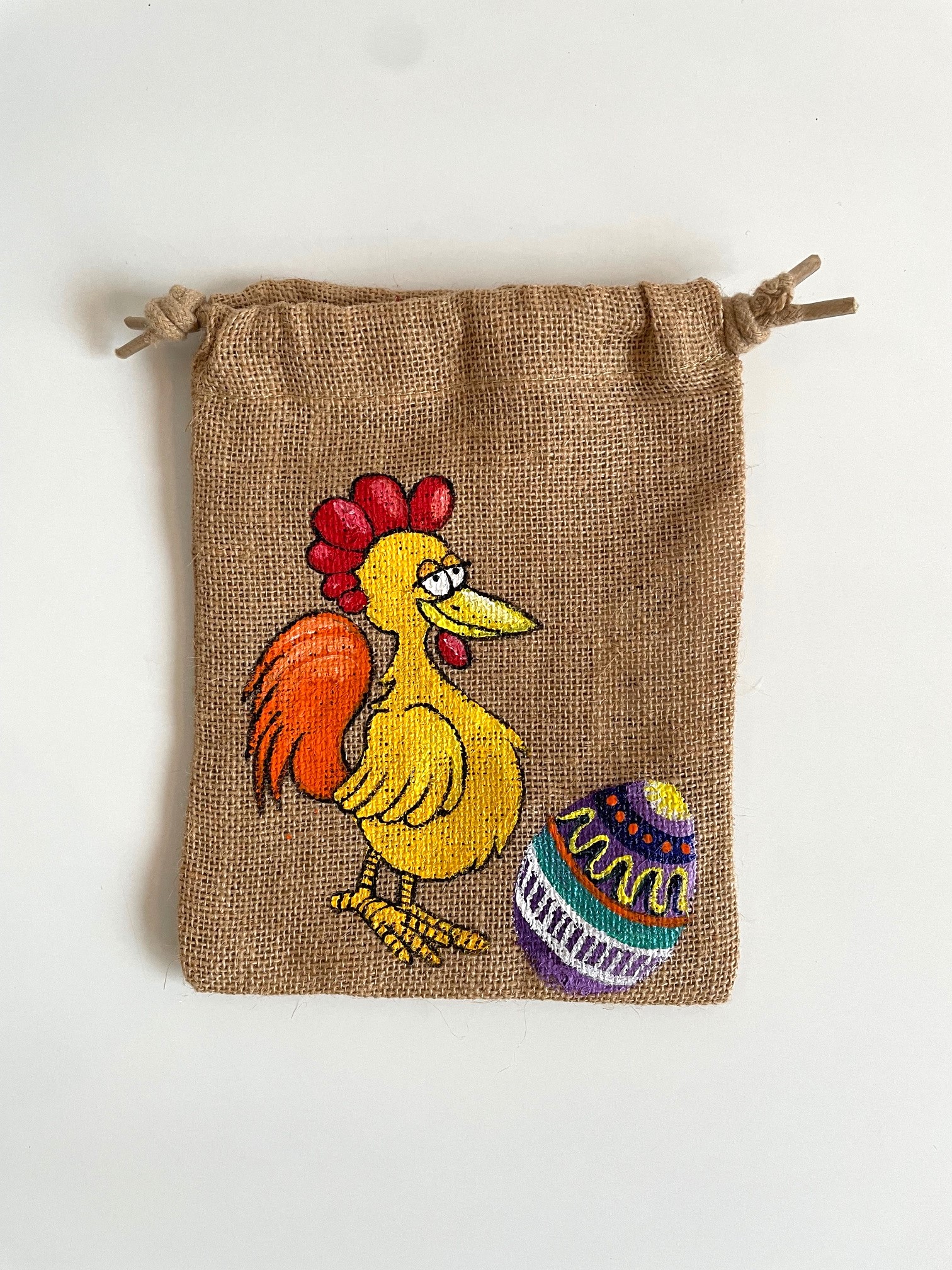ppochon jute avec une poule de pâques peinte main par Elles et No.