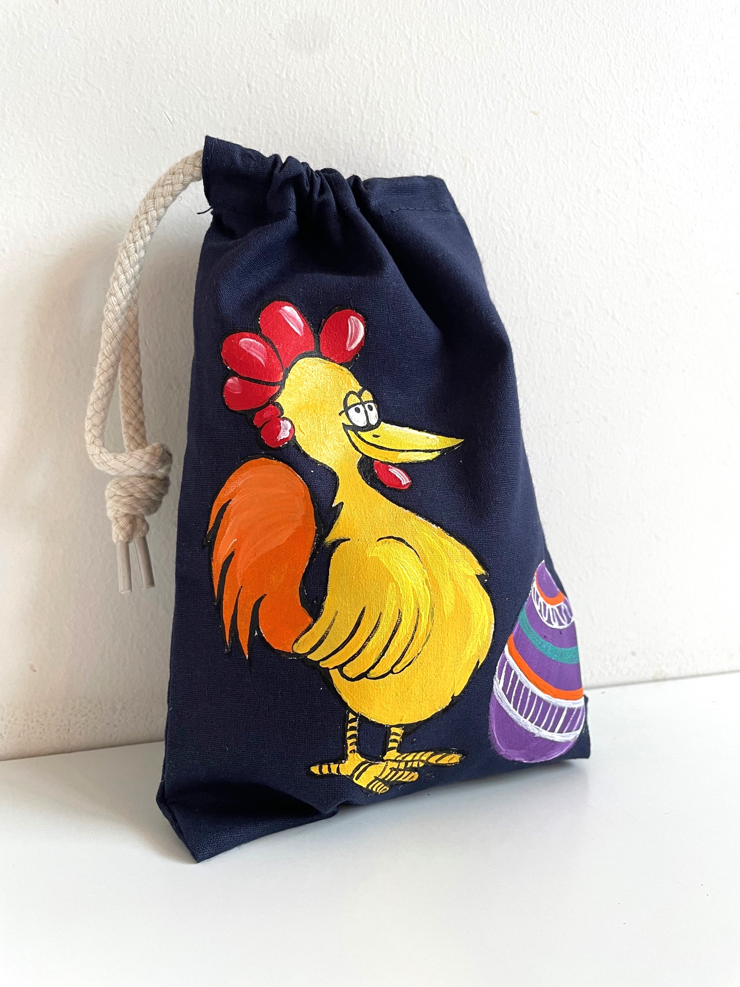 pPochon coton marine avec une poule de Pâques peinte main par Elles et No.