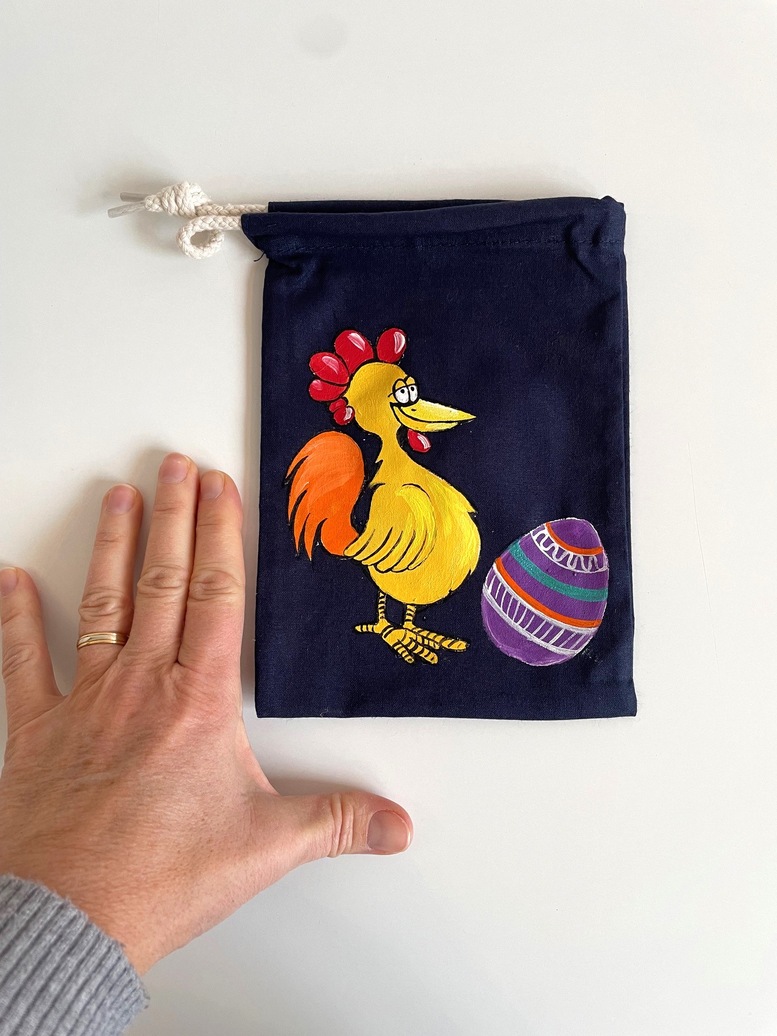 pPochon coton marine avec une poule de Pâques peinte main par Elles et No.