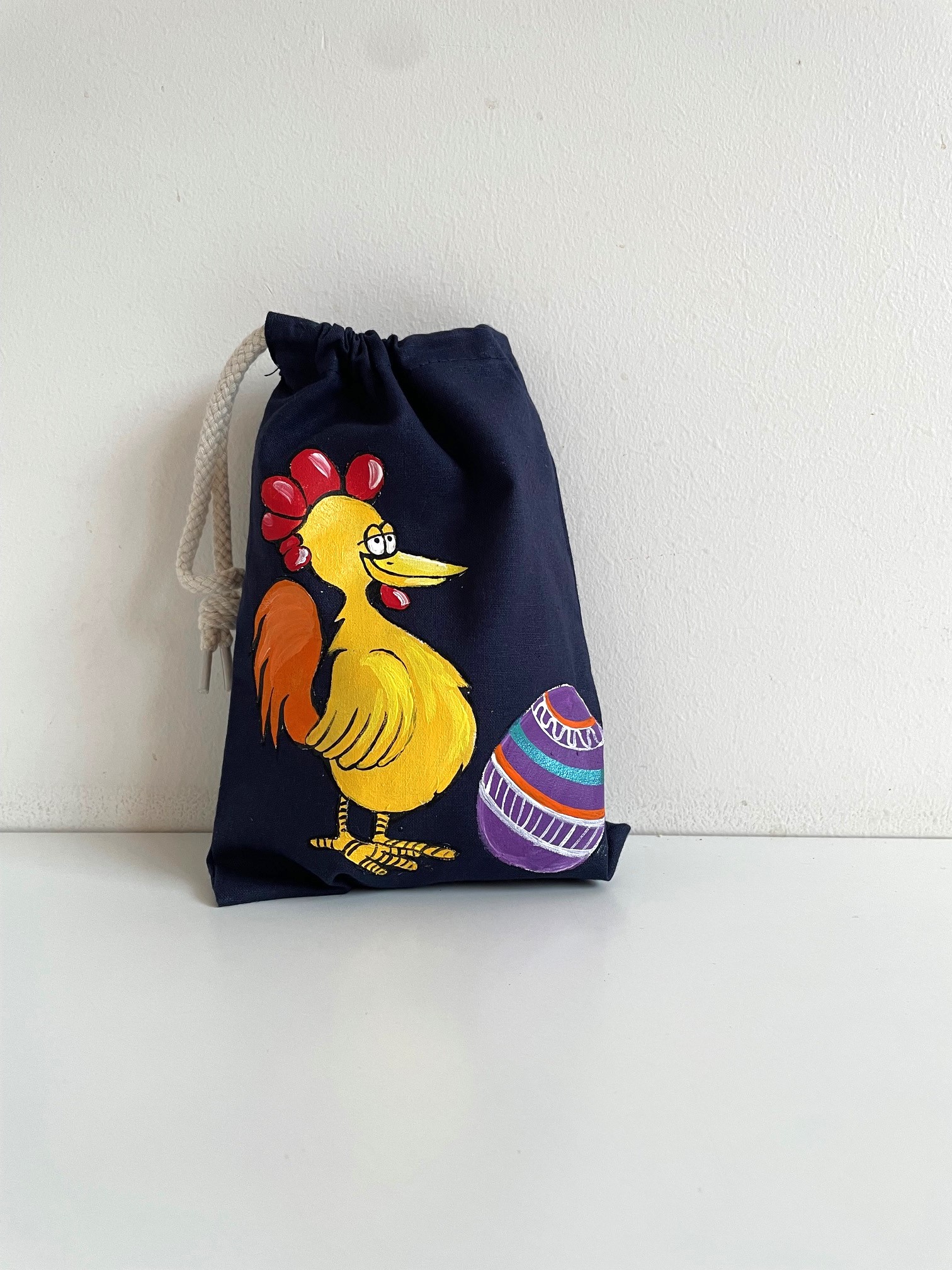Pochon coton marine avec une poule de Pâques peinte main par Elles et No.
