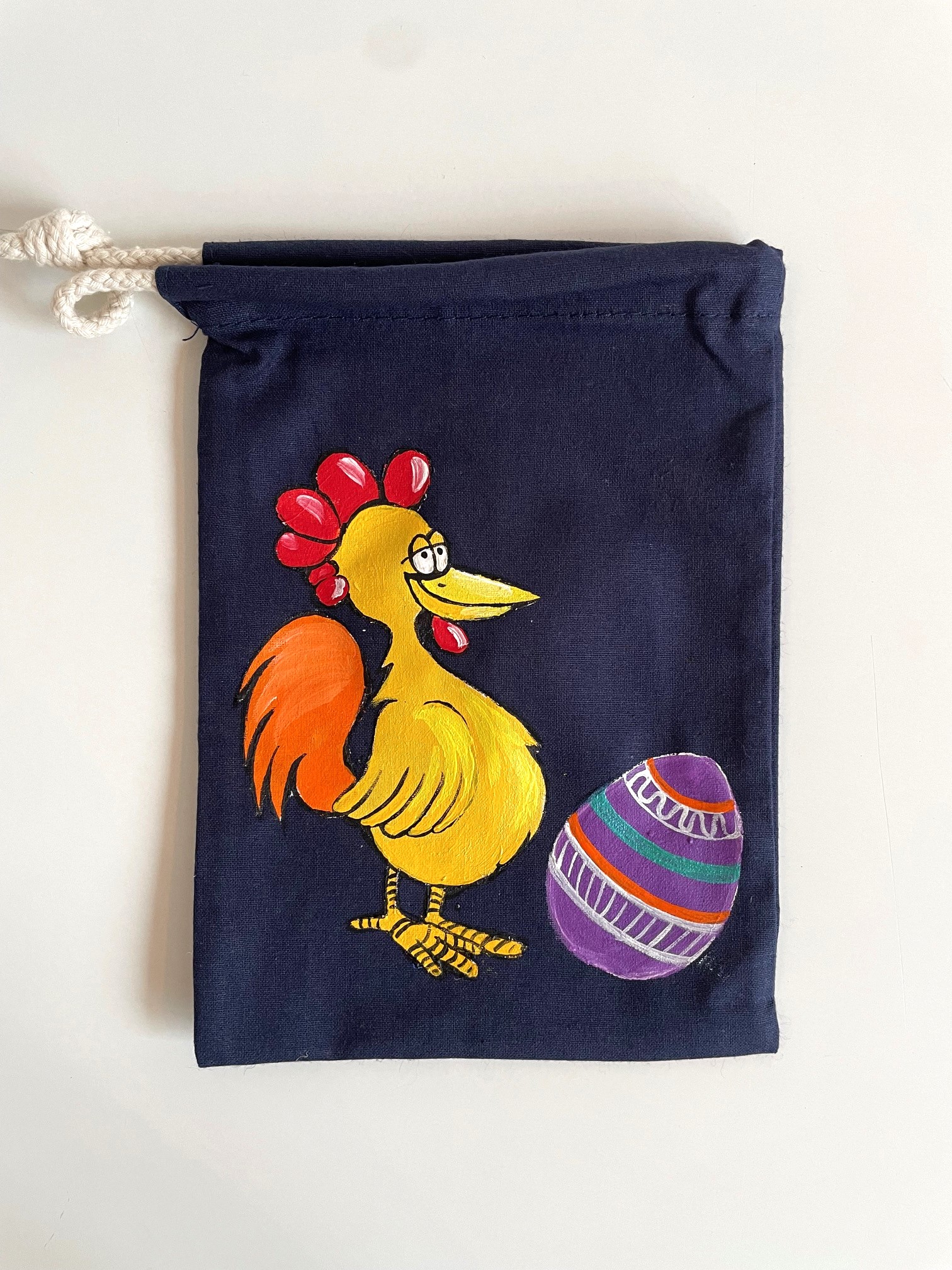 Pochon coton marine avec une poule de Pâques peinte main par Elles et No.