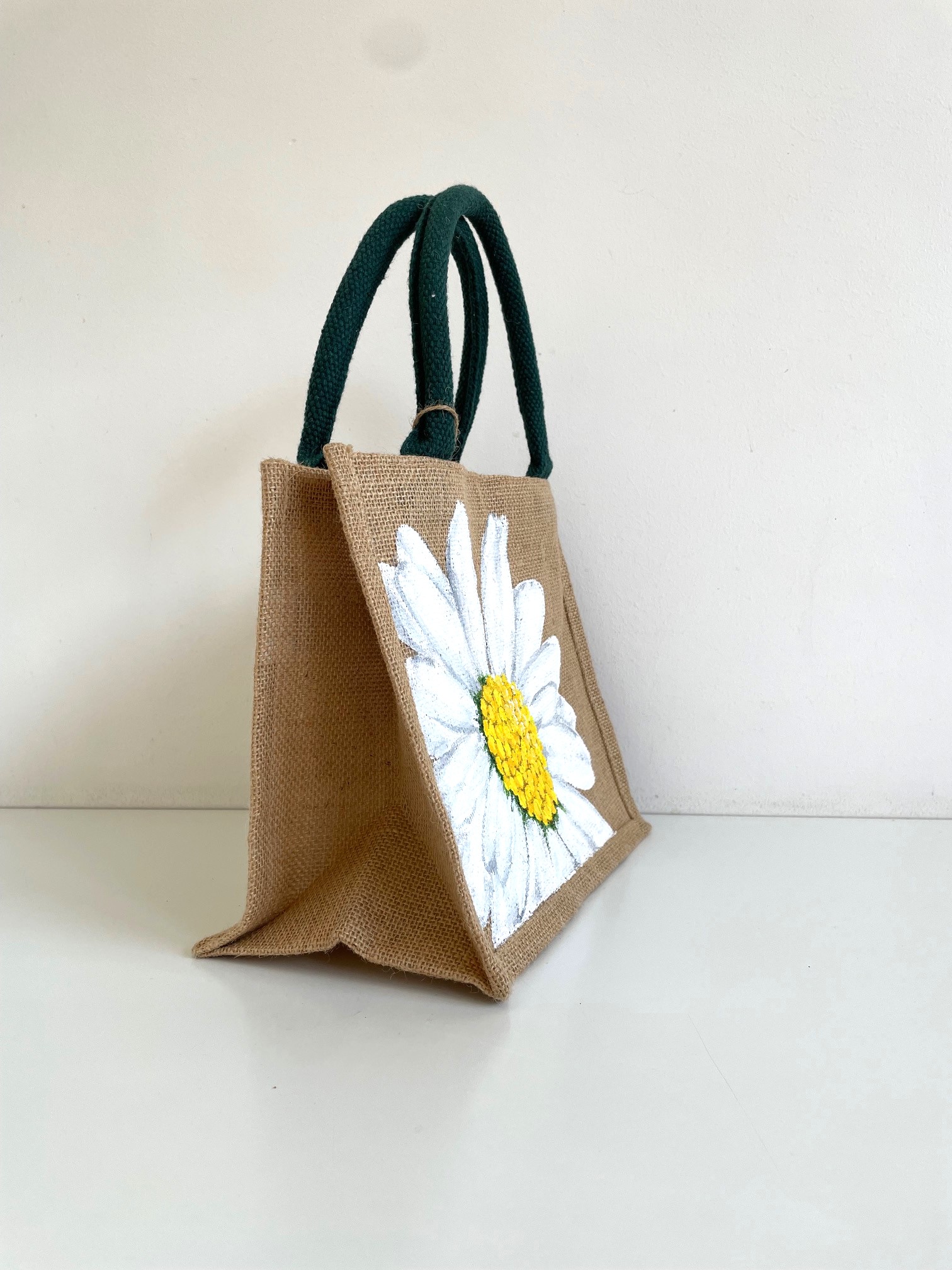sac en jute avec une grosse marguerite peinte  à la main par Elles et No.