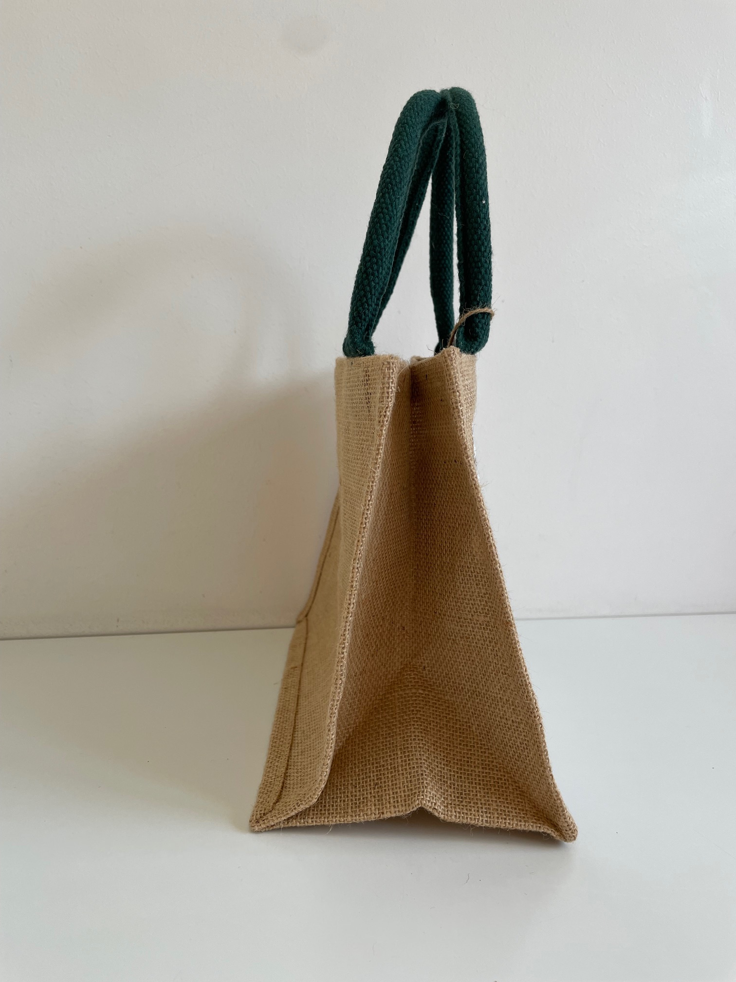 sac en jute avec une grosse marguerite peinte  à la main par Elles et No.