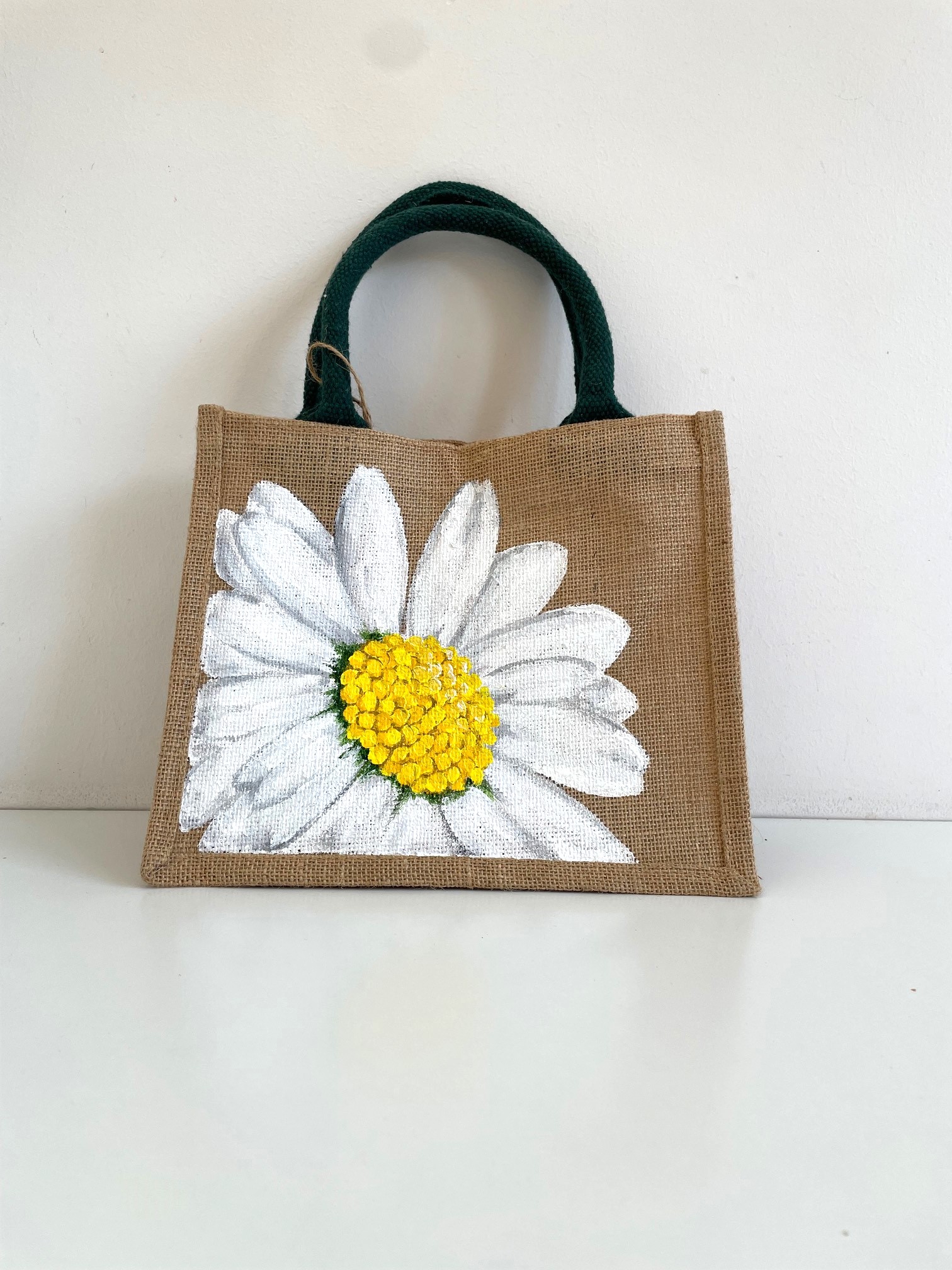 sac en jute avec une grosse marguerite peinte  à la main par Elles et No.