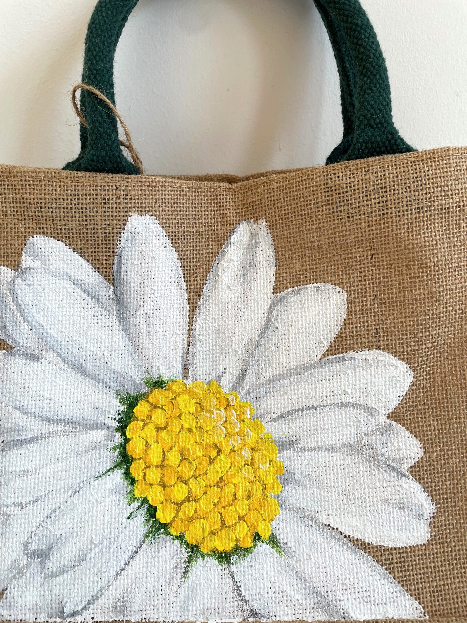 sac en jute avec une grosse marguerite peinte  à la main par Elles et No.