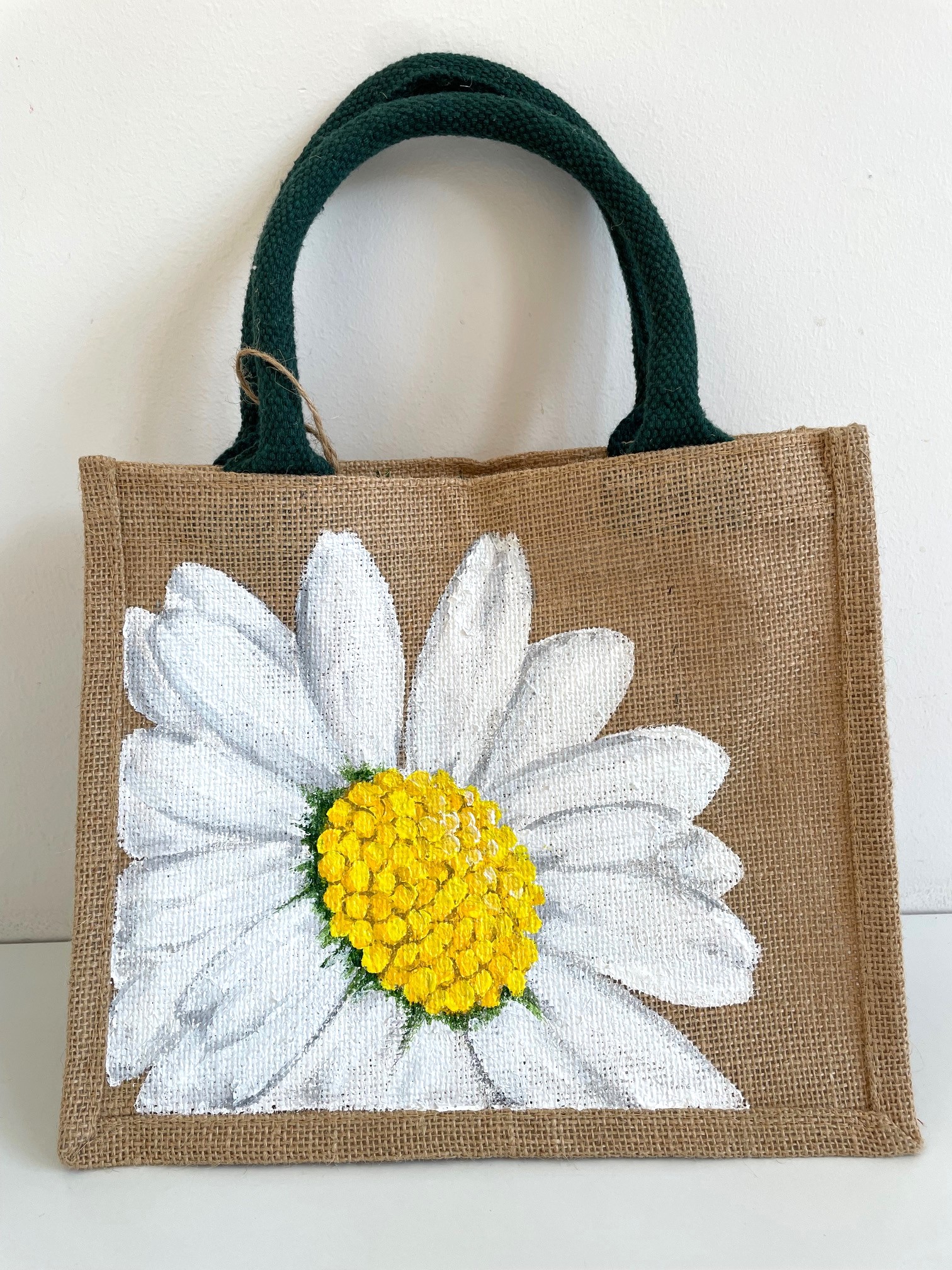 sac en jute avec une grosse marguerite peinte  à la main par Elles et No.