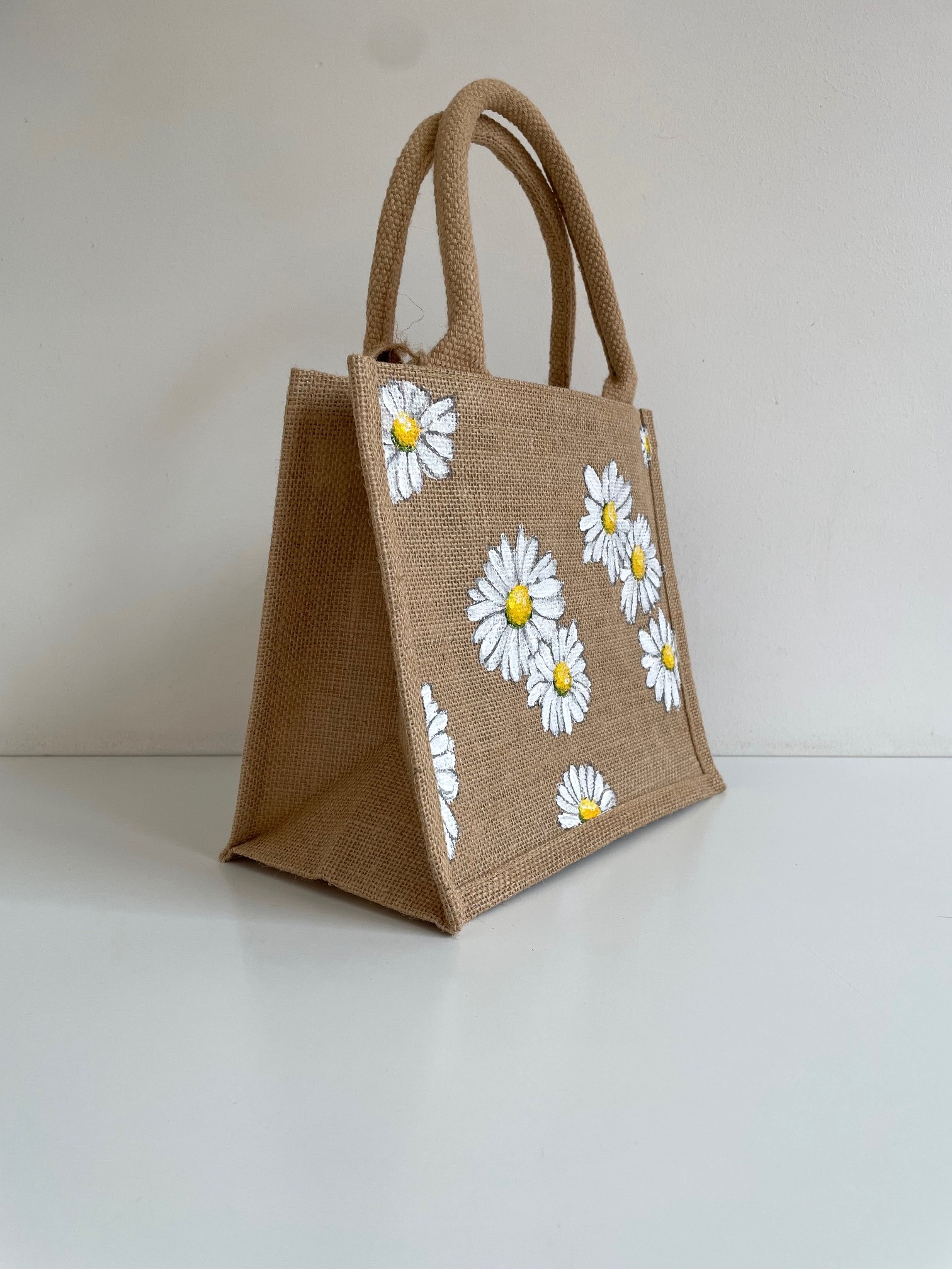 Petit sac en jute avec des marguerites peintes à la main par Elles et No.
