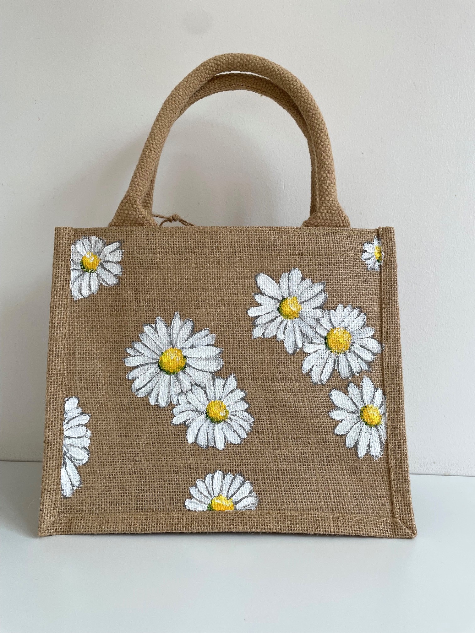 Petit sac en jute avec des marguerites peintes à la main par Elles et No.