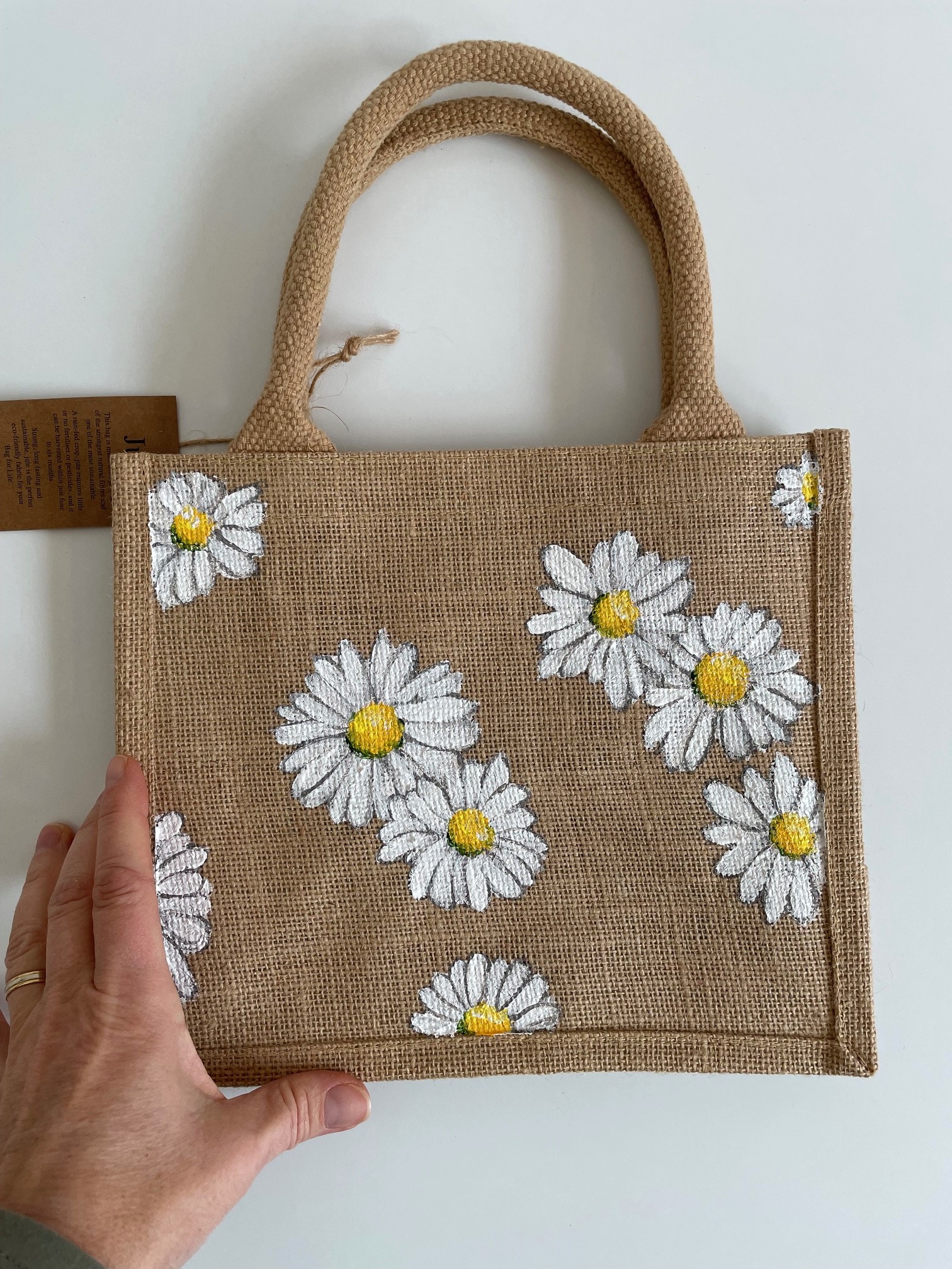 Petit sac en jute avec des marguerites peintes à la main (4)