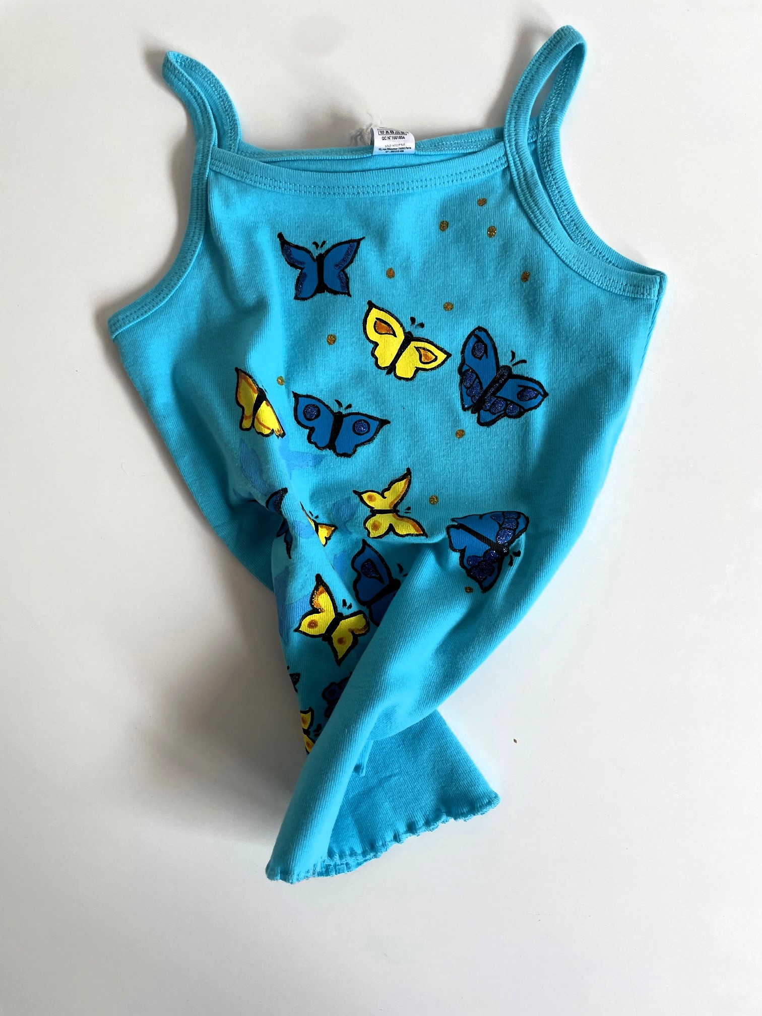 tee-shirt bleu enfant avec des papillons peints à la main  (1)