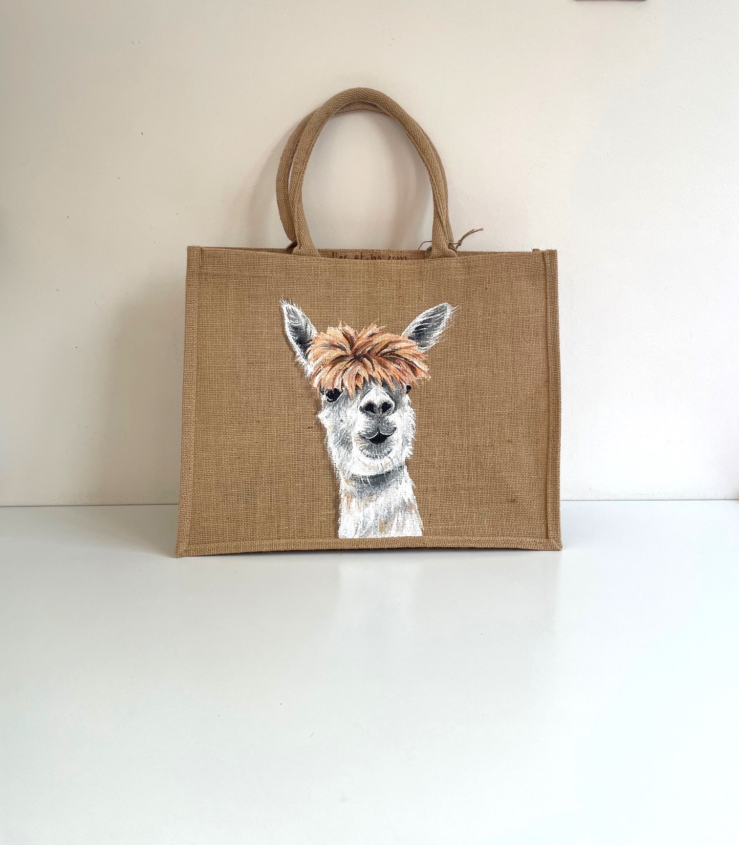 SSac en jute taille XL avec un lama rigolo peint à la main par Elles et No.