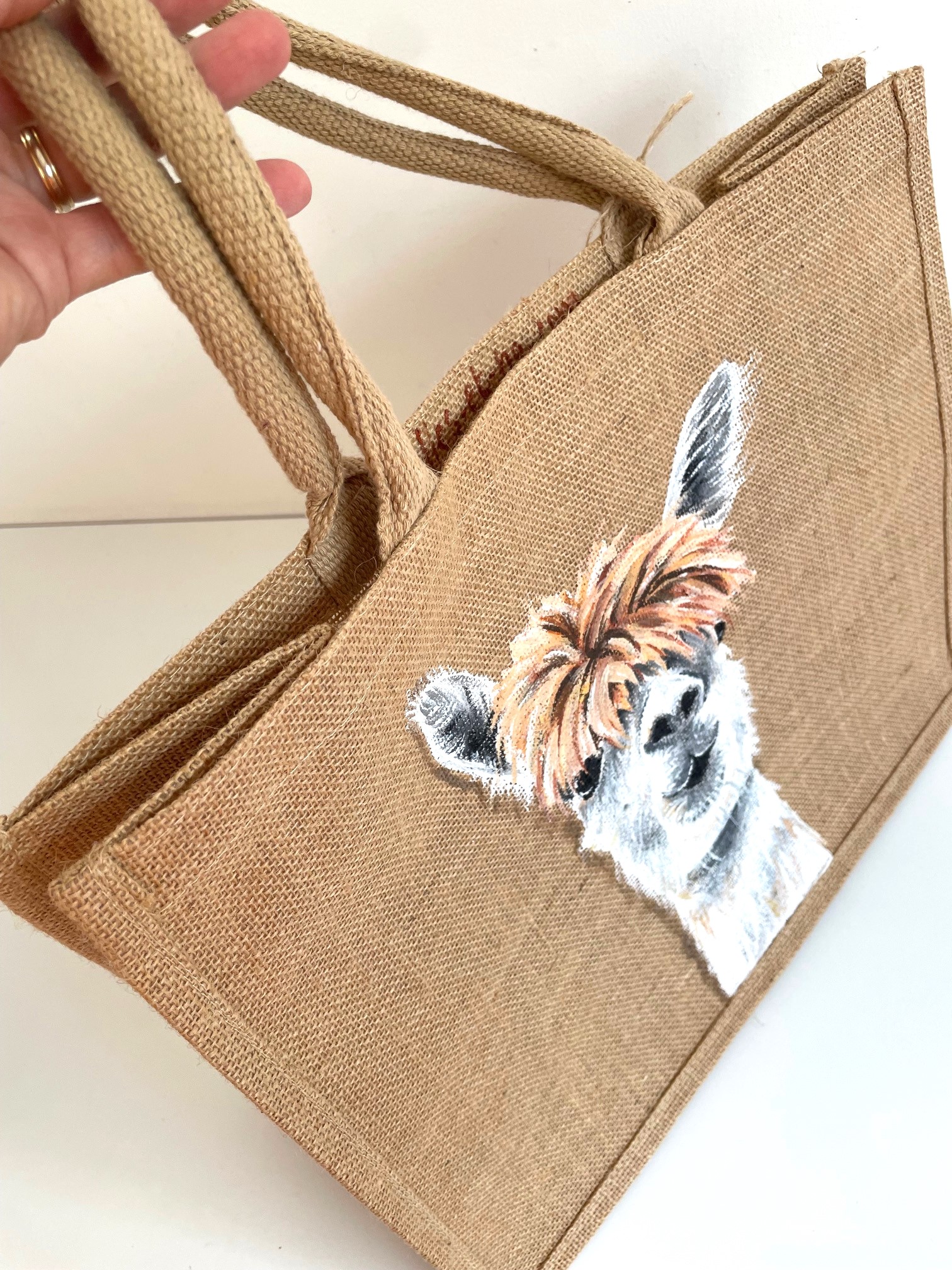Sac en jute taille XL avec un lama rigolo peint à la main par Elles et No.