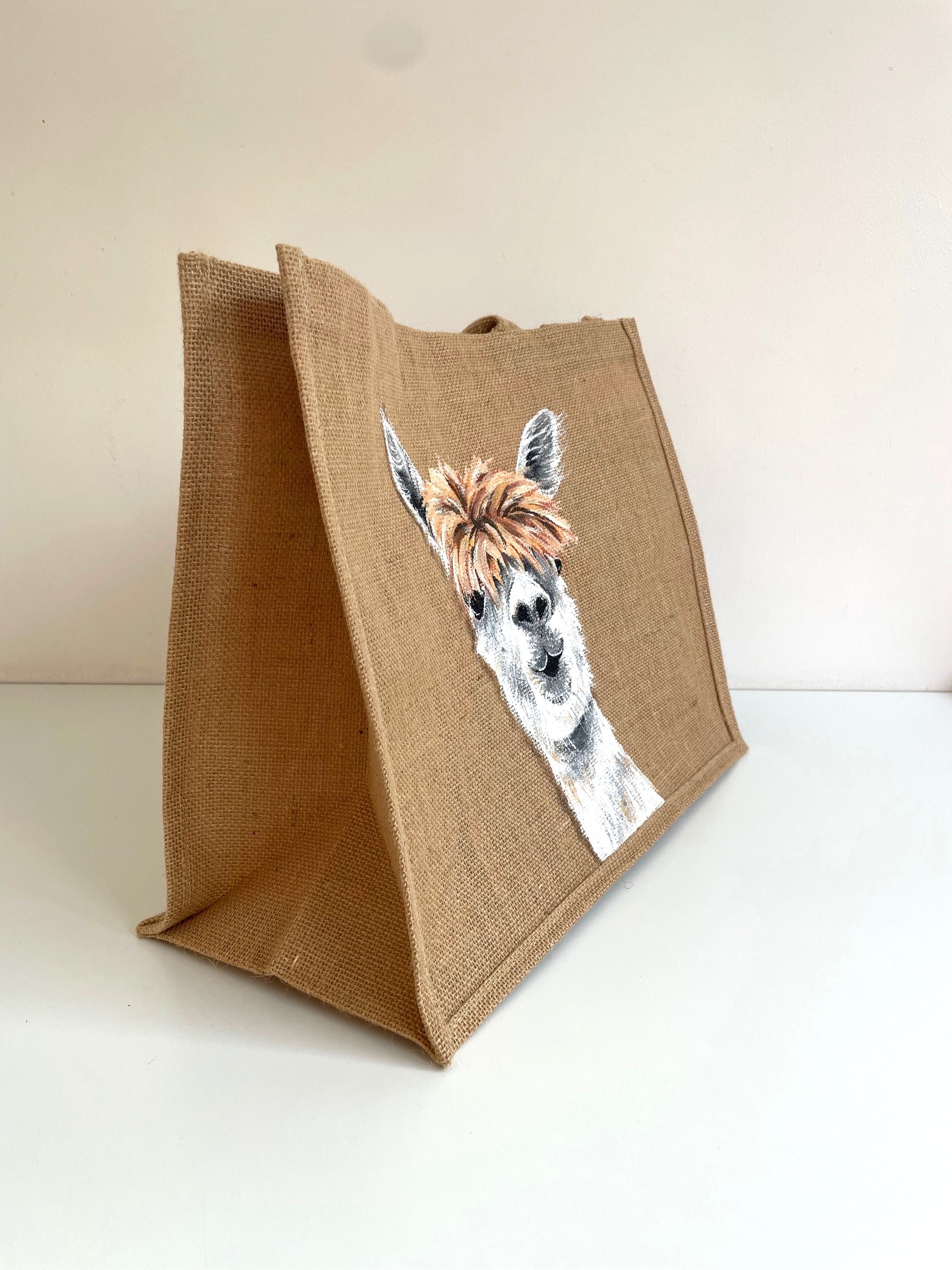 Sac en jute taille XL avec un lama rigolo peint à la main par Elles et No.