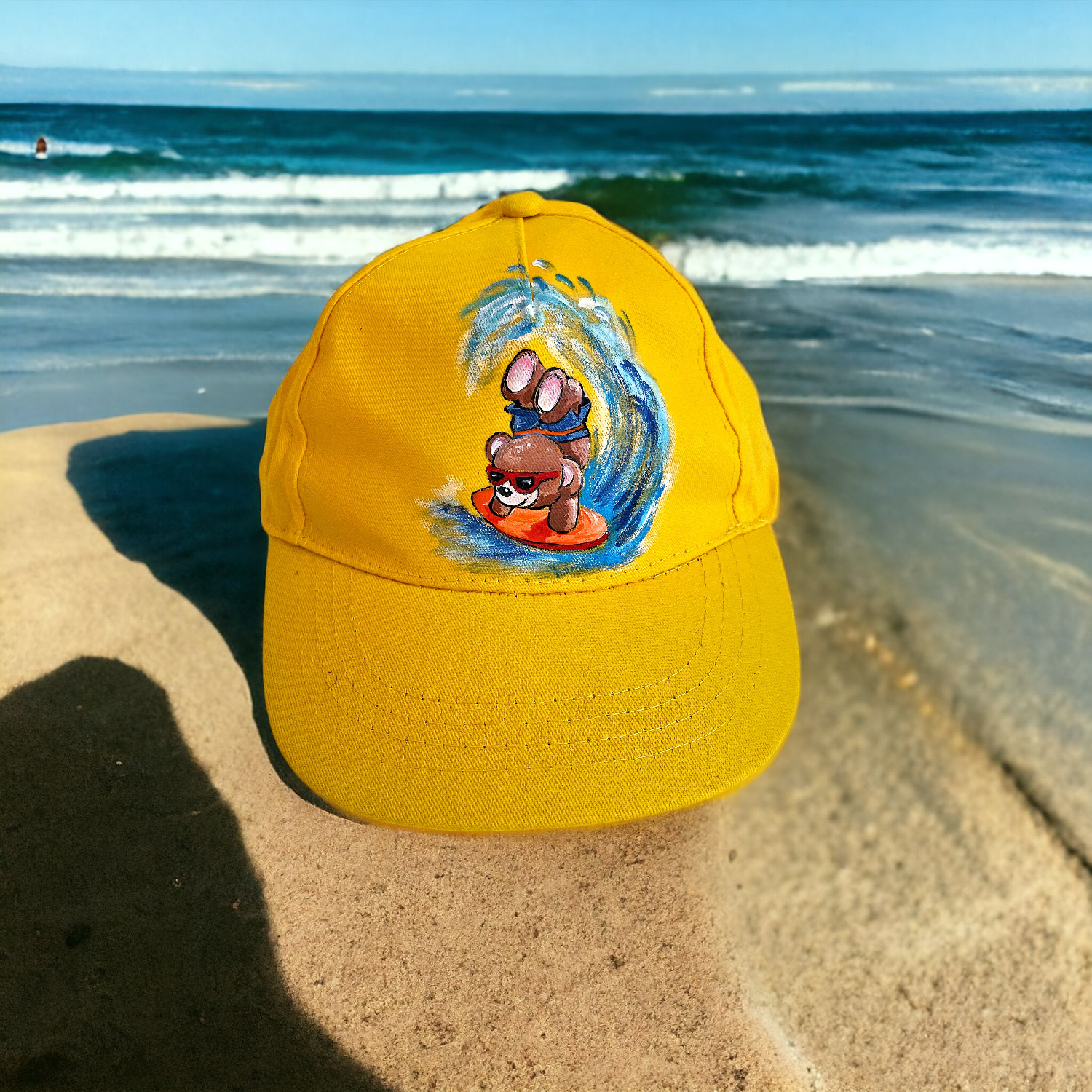 casquette enfant jaune avec ourson surfeur peint à la main  par Elles et No.