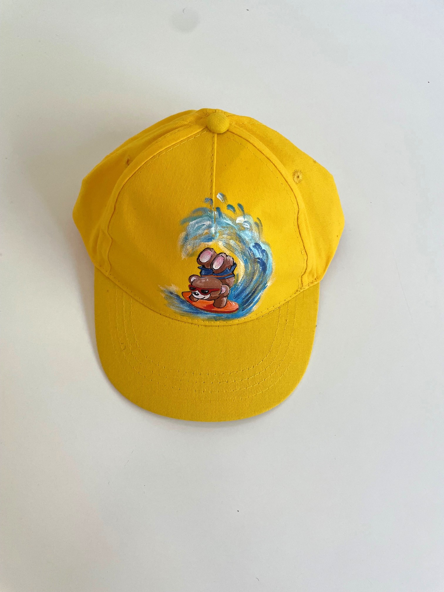 casquette enfant jaune avec ourson surfeur peint à la main  par Elles et No.