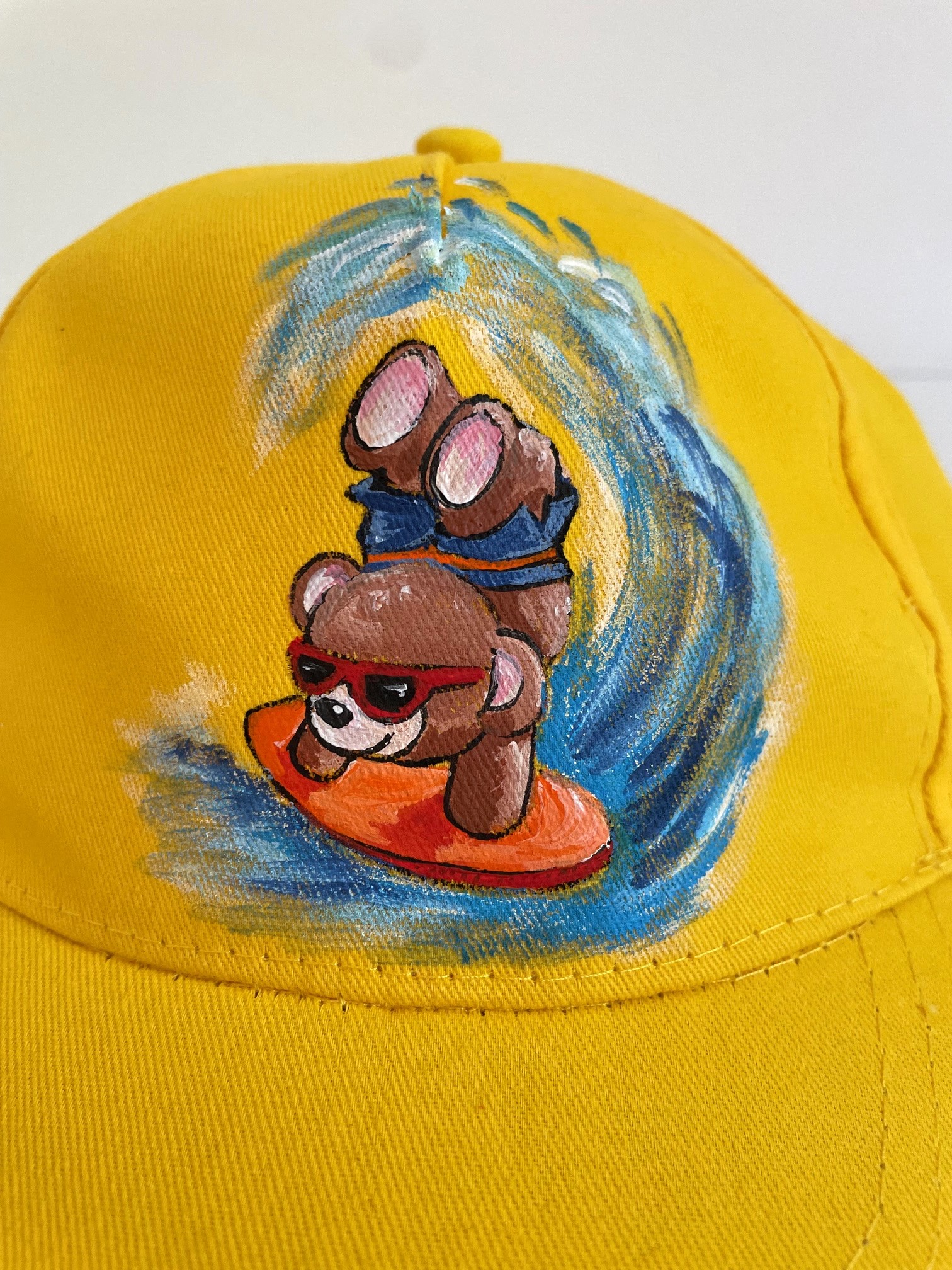 casquette enfant jaune avec ourson surfeur peint à la main  par Elles et No.