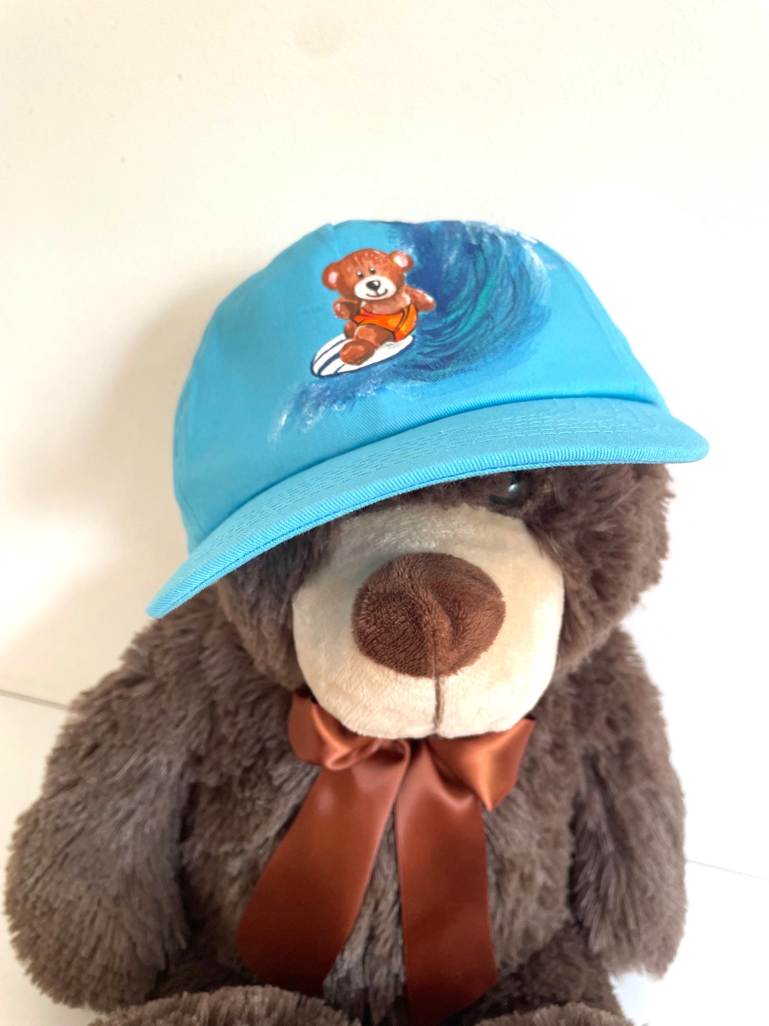 casquette enfant bleue avec un ourson surfeur peint à la main par Elles et No.