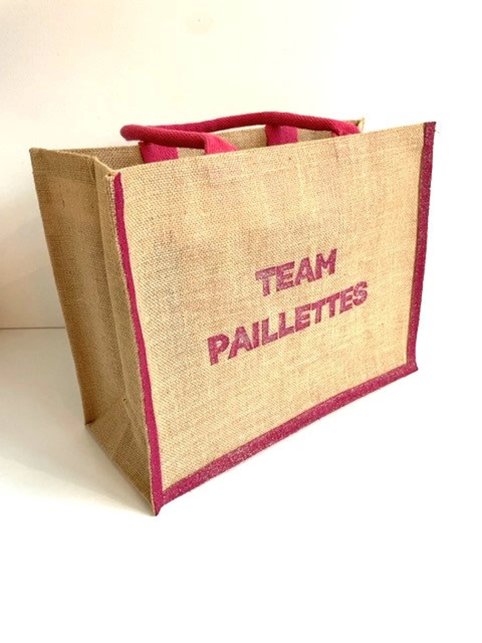 Sac en jute avec le message "team paillettes" peint à la main à la couleur pailletée par Elles et No.