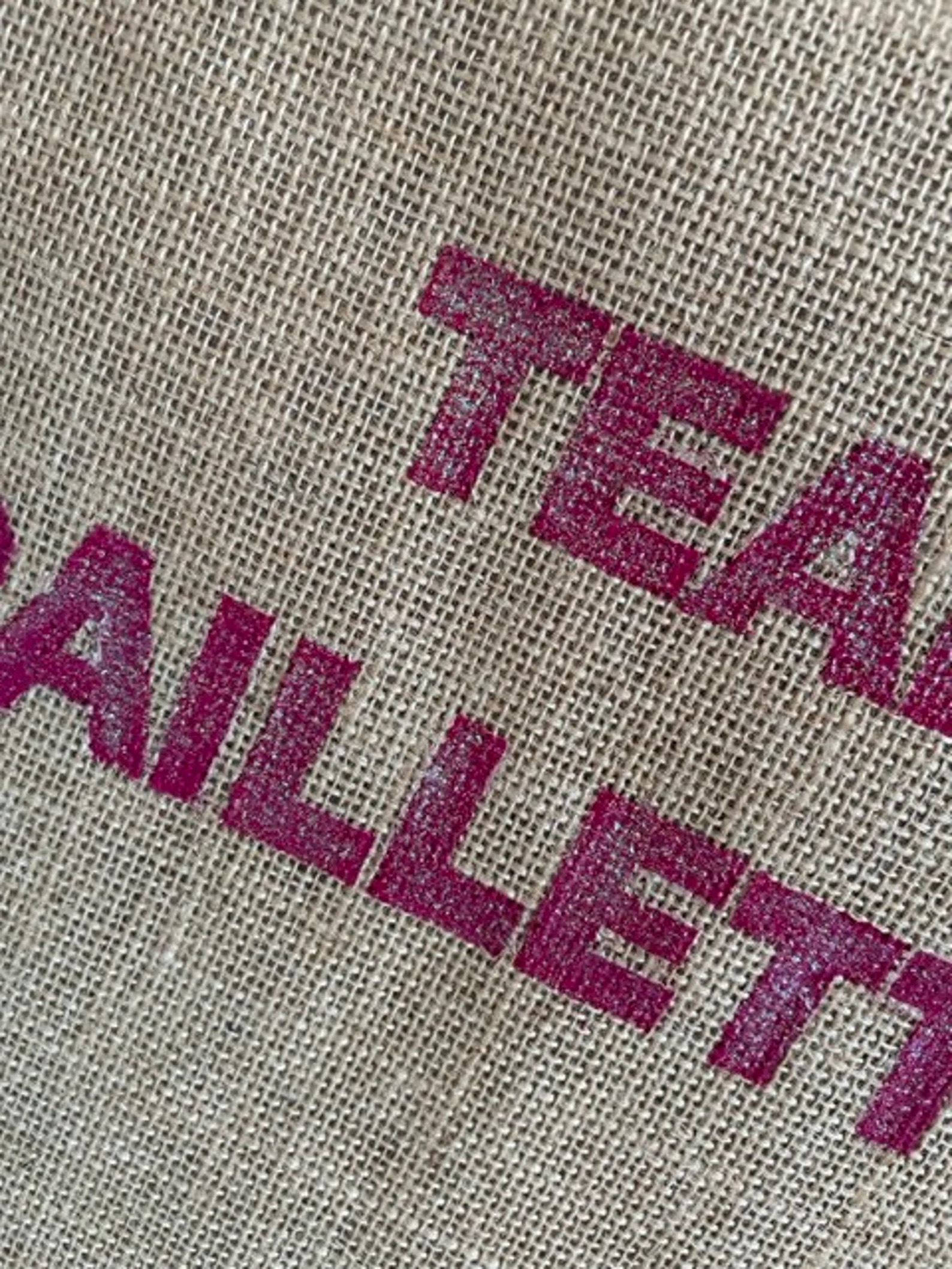 Sac en jute avec le message "team paillettes" peint à la main à la couleur pailletée par Elles et No.
